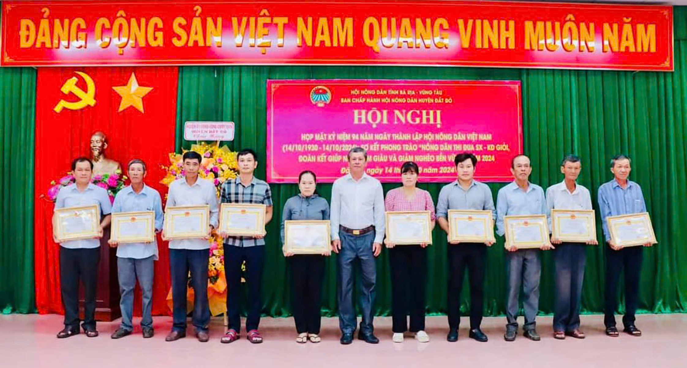 Ông Trần Văn Bảy được UBND huyện khen thưởng trong phong trào nông dân sản xuất giỏi năm 2024 (thứ hai từ phải sang).