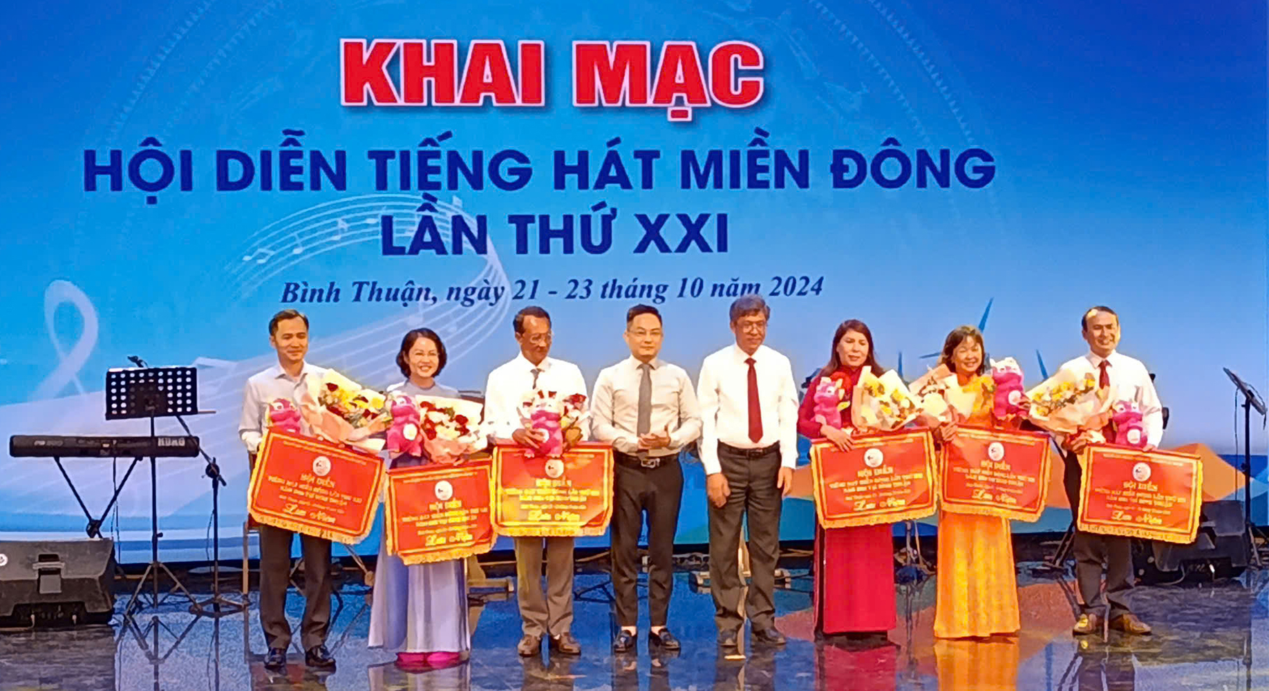 Ban tổ chức trao cờ lưu niệm cho 6 đoàn nghệ thuật tham gia hội diễn đêm khai mạc 21/10. Ảnh: VĨNH TRÍ