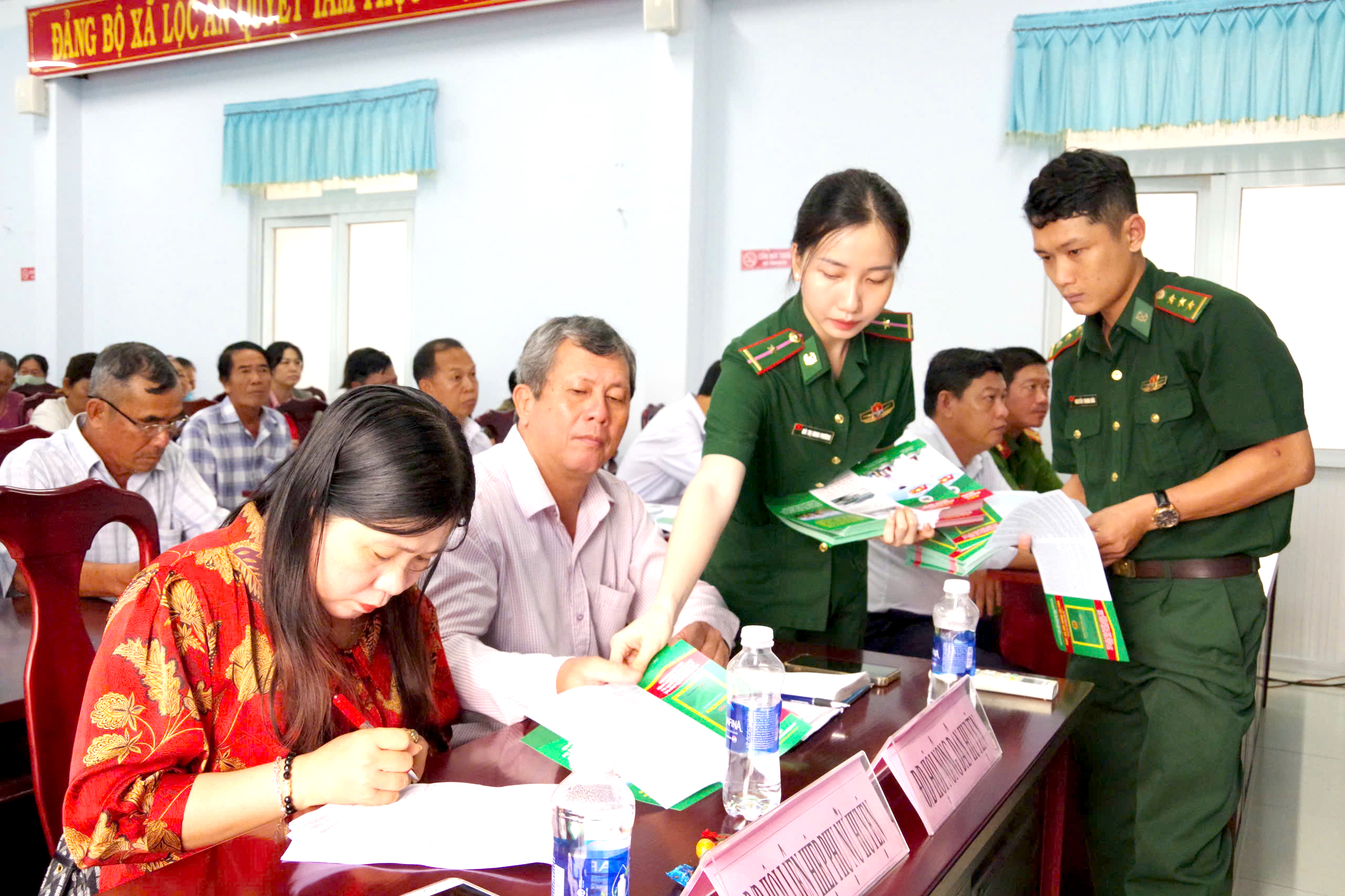Bộ đội Biên phòng tỉnh cấp, phát 200 tờ gấp tuyên truyền Luật Biên phòng Việt Nam đến cán bộ, ngư dân tham dự hội nghị.
