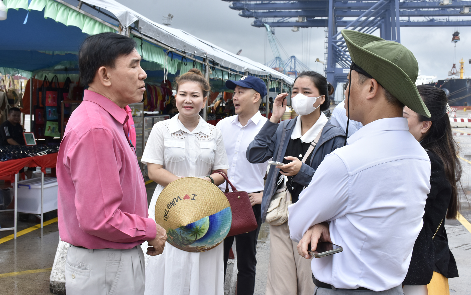 Đại diện DN điểm đến nội tỉnh trao đổi với ông Phan Xuân Anh, đại diện Công ty Du lịch Tân Hồng (bìa trái) tại cảng SSIT.