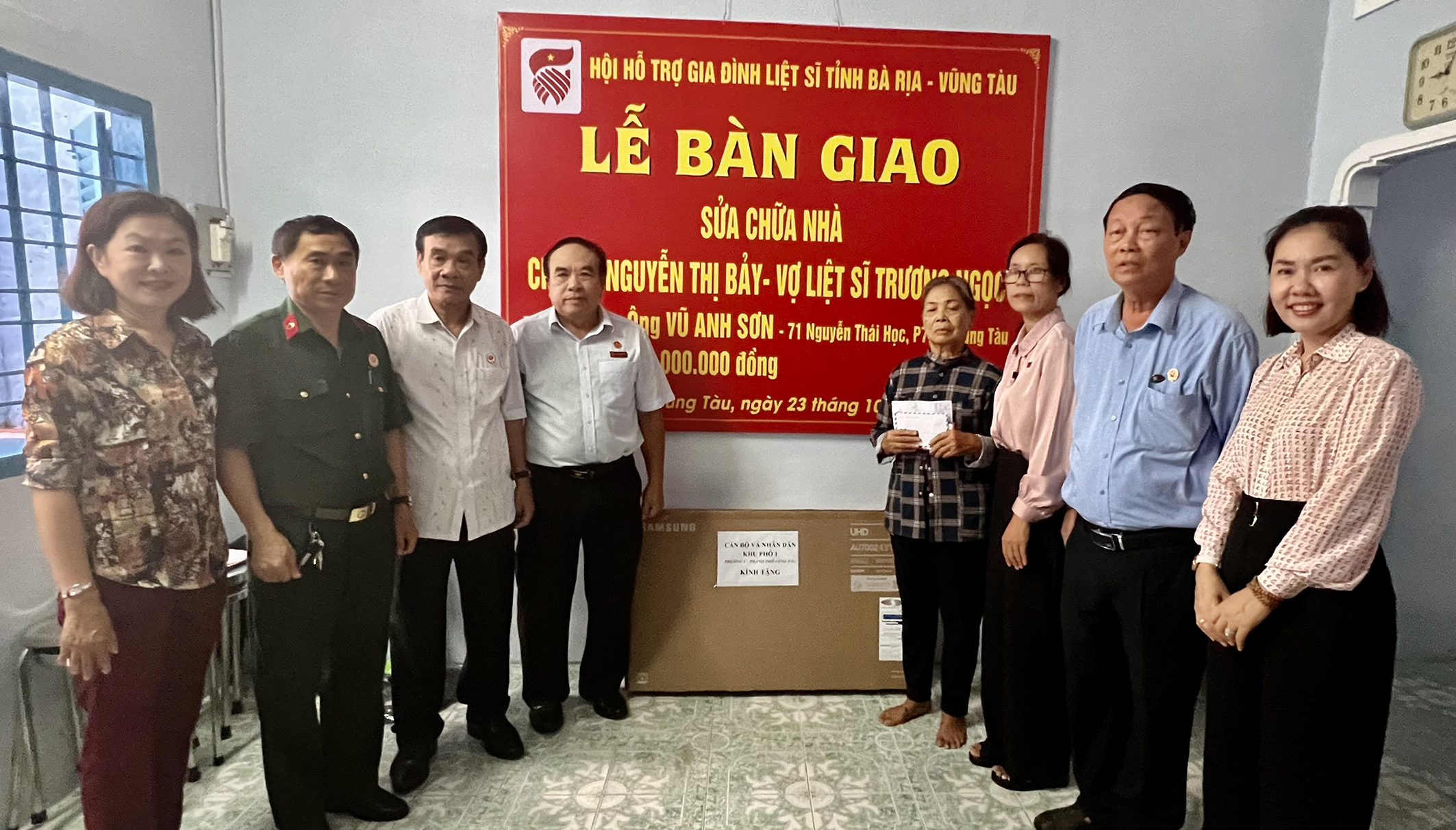 Đại diện Hội Hỗ trợ gia đình liệt sĩ, nhà tài trợ và cán bộ phường 3 bàn giao nhà sửa chữa cho gia đình bà Nguyễn Thị Bảy.