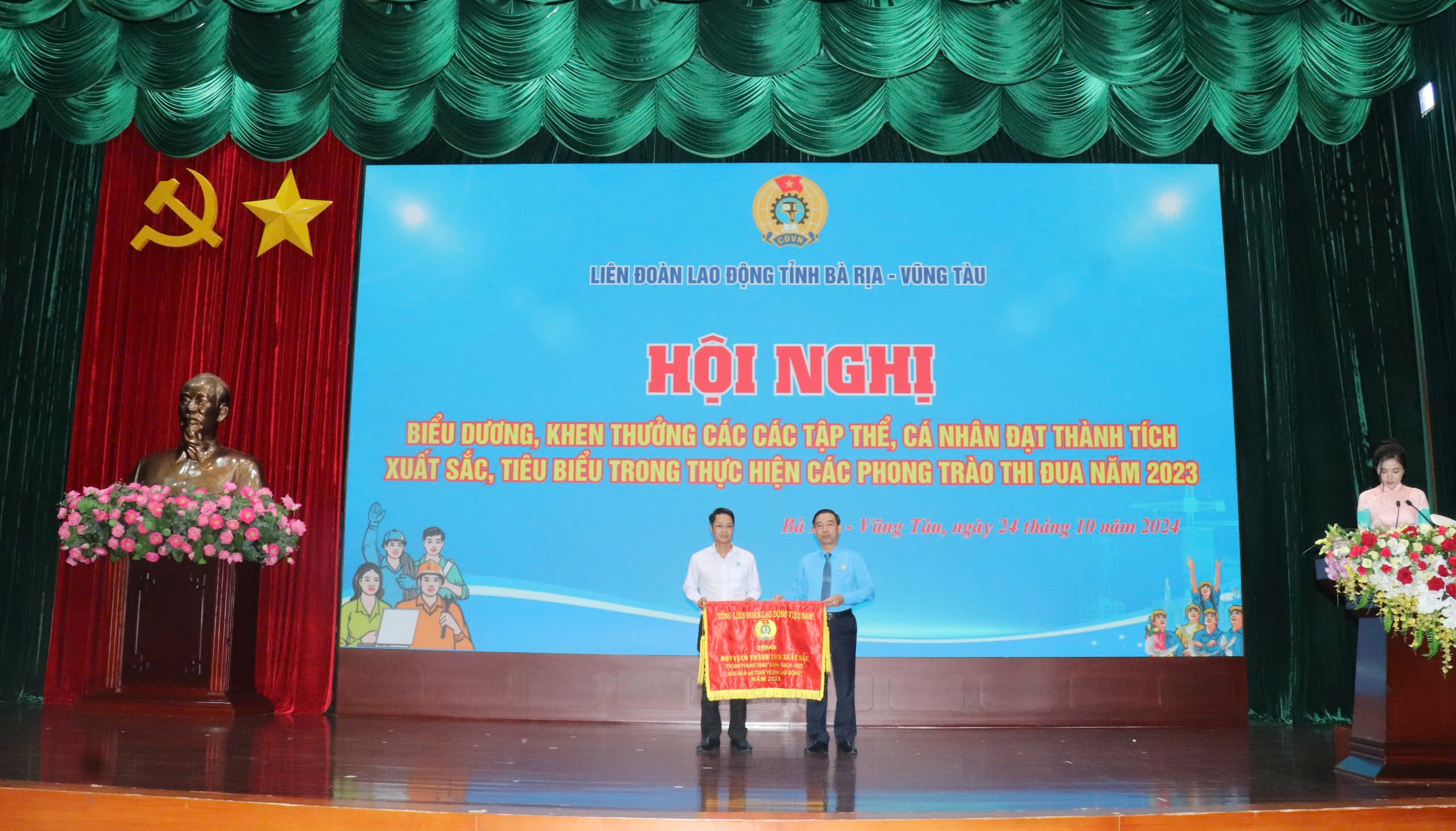Chủ tịch LĐLĐ tỉnh Lê Văn Hòa trao Cờ thi đua của Tổng LĐLĐ Việt Nam cho CĐCS Công ty CP Du lịch Quốc tế Vũng Tàu đã thực hiện xuất sắc thực hiện phong trào “Xanh - sạch - đẹp, bảo đảm an toàn vệ sinh lao động năm 2023”. 