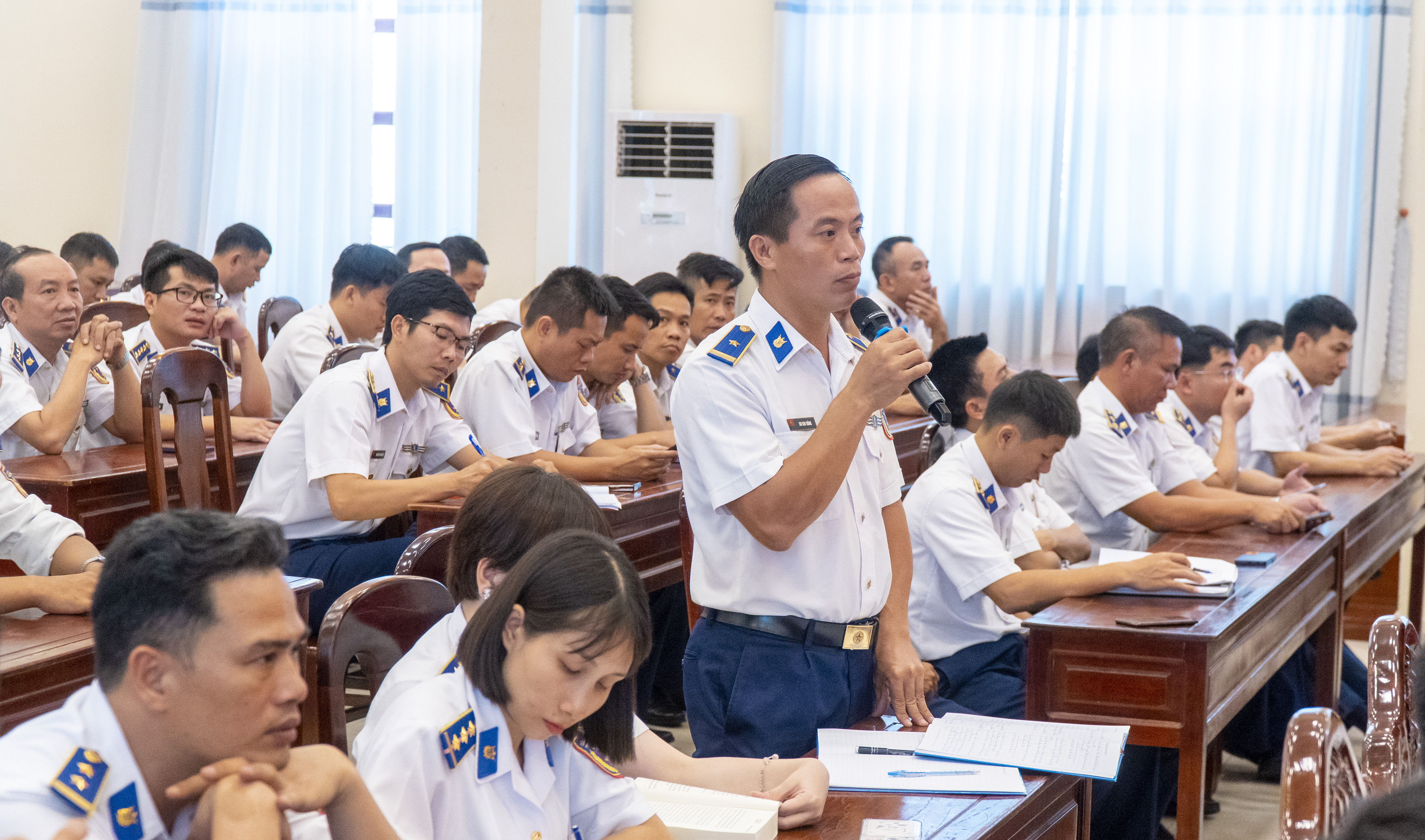 Cán bộ, chiến sĩ, đoàn viên, hội viên các cơ quan, đơn vị thuộc BTL Vùng CSB 3 đóng góp ý kiến tại hội nghị.