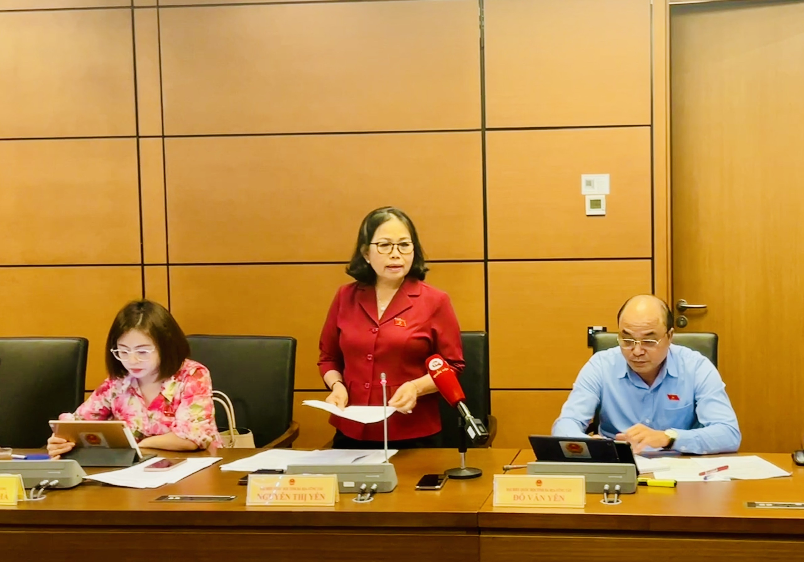 Phó Bí thư Thường trực Tỉnh ủy, Trưởng đoàn đại biểu Quốc hội tỉnh Nguyễn Thị Yến phát biểu tại phiên thảo luận Tổ Đại biểu.