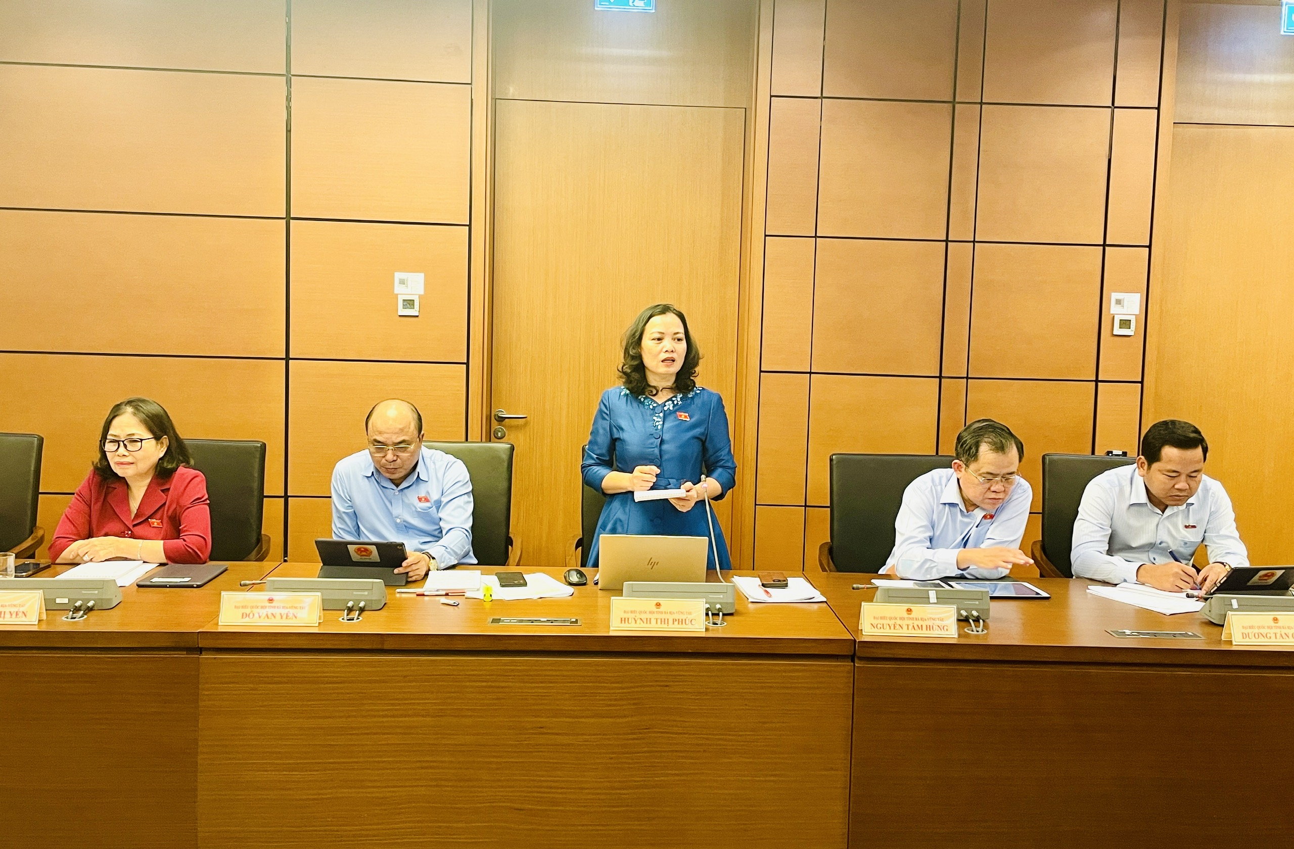 Phó trưởng Đoàn ĐBQHi tỉnh Bà Rịa-Vũng Tàu Huỳnh Thị Phúc phát biểu tại phiên thảo luận Tổ Đại biểu