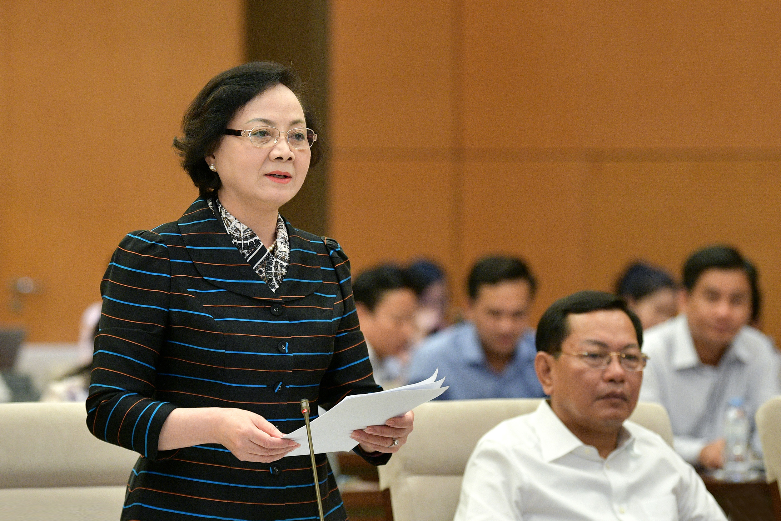 Bộ trưởng Bộ Nội vụ Phạm Thị Thanh Trà báo cáo tại phiên họp.Ảnh: Quochoi.vn.