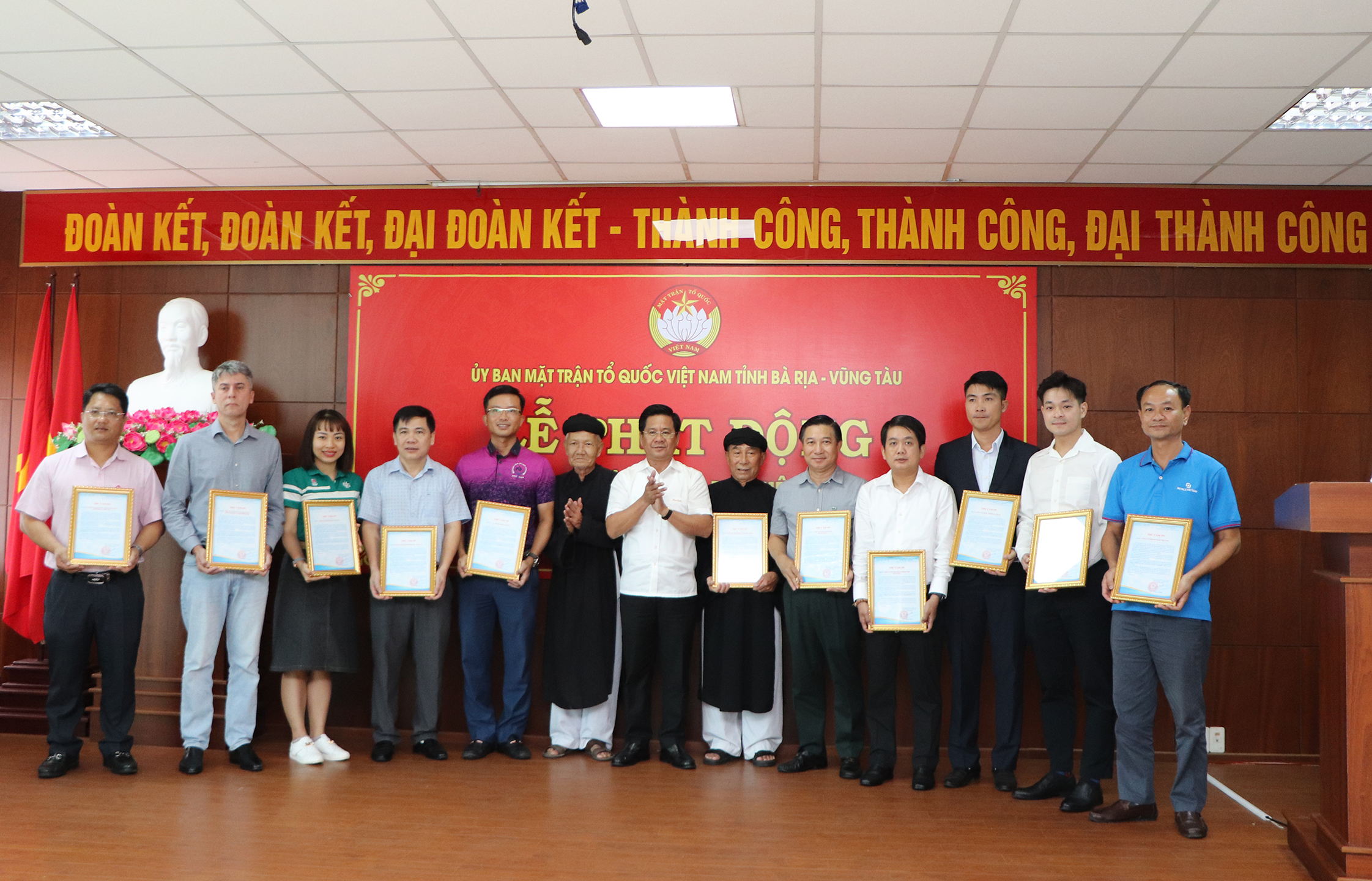Chủ tịch UBMTTQ Việt Nam tỉnh Bùi Chí Thành trao Thư cảm ơn các tổ chức, DN ủng hộ đồng bào bị ảnh hưởng bão số 3.