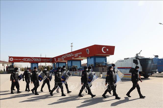 Cảnh sát chống bạo động tuần tra tại khu vực ngoại ô Ankara, Thổ Nhĩ Kỳ.