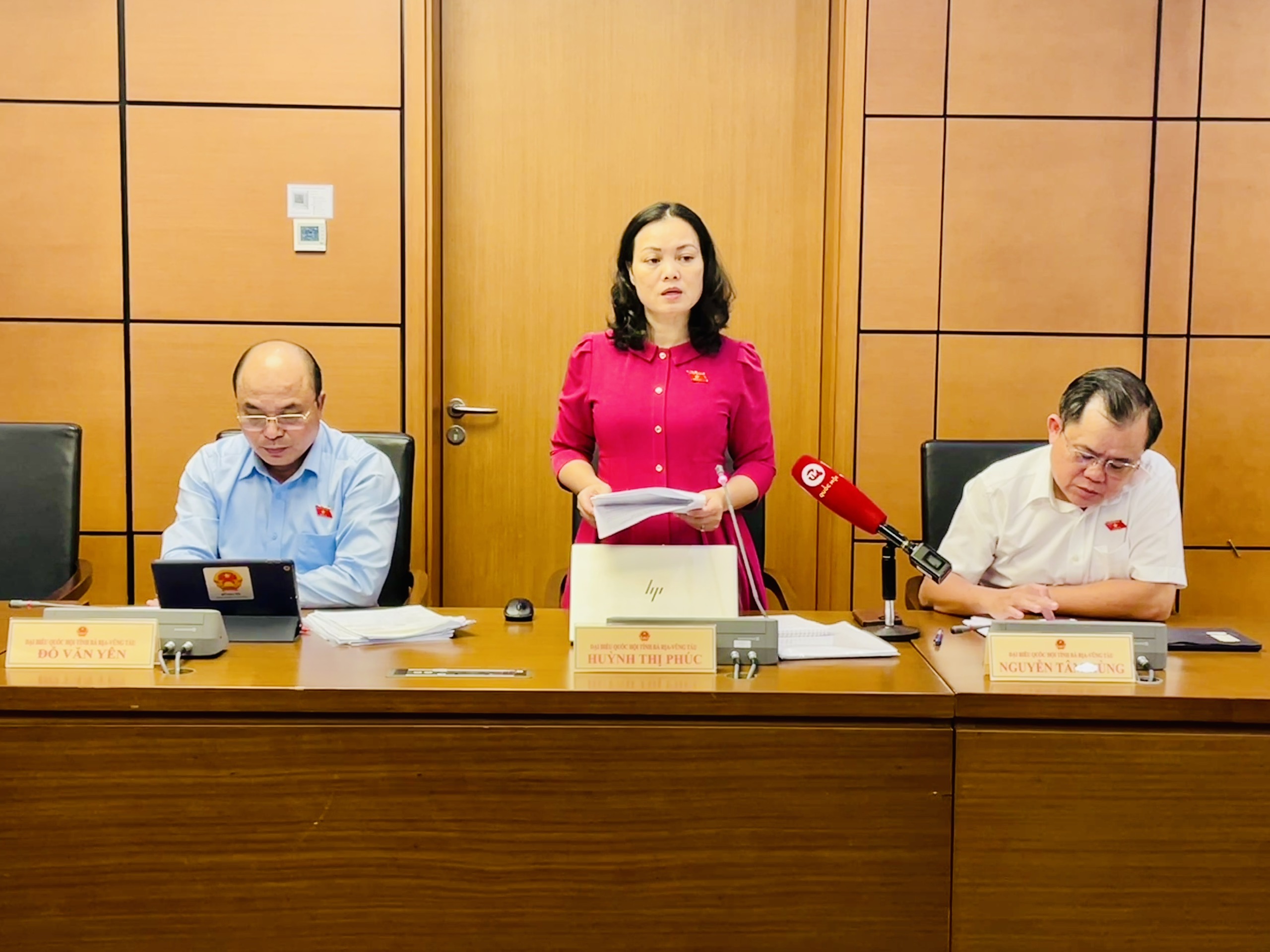 Phó Trưởng Đoàn ĐBQH tỉnh Huỳnh Thị Phúc phát biểu tại phiên thảo luận tổ. Ảnh: CHÂU VŨ