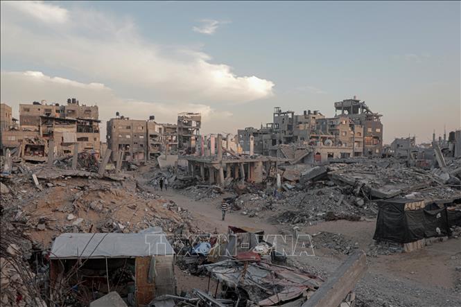 Những tòa nhà bị phá hủy sau các cuộc không kích của Israel xuống thành phố Khan Younis, Dải Gaza.
