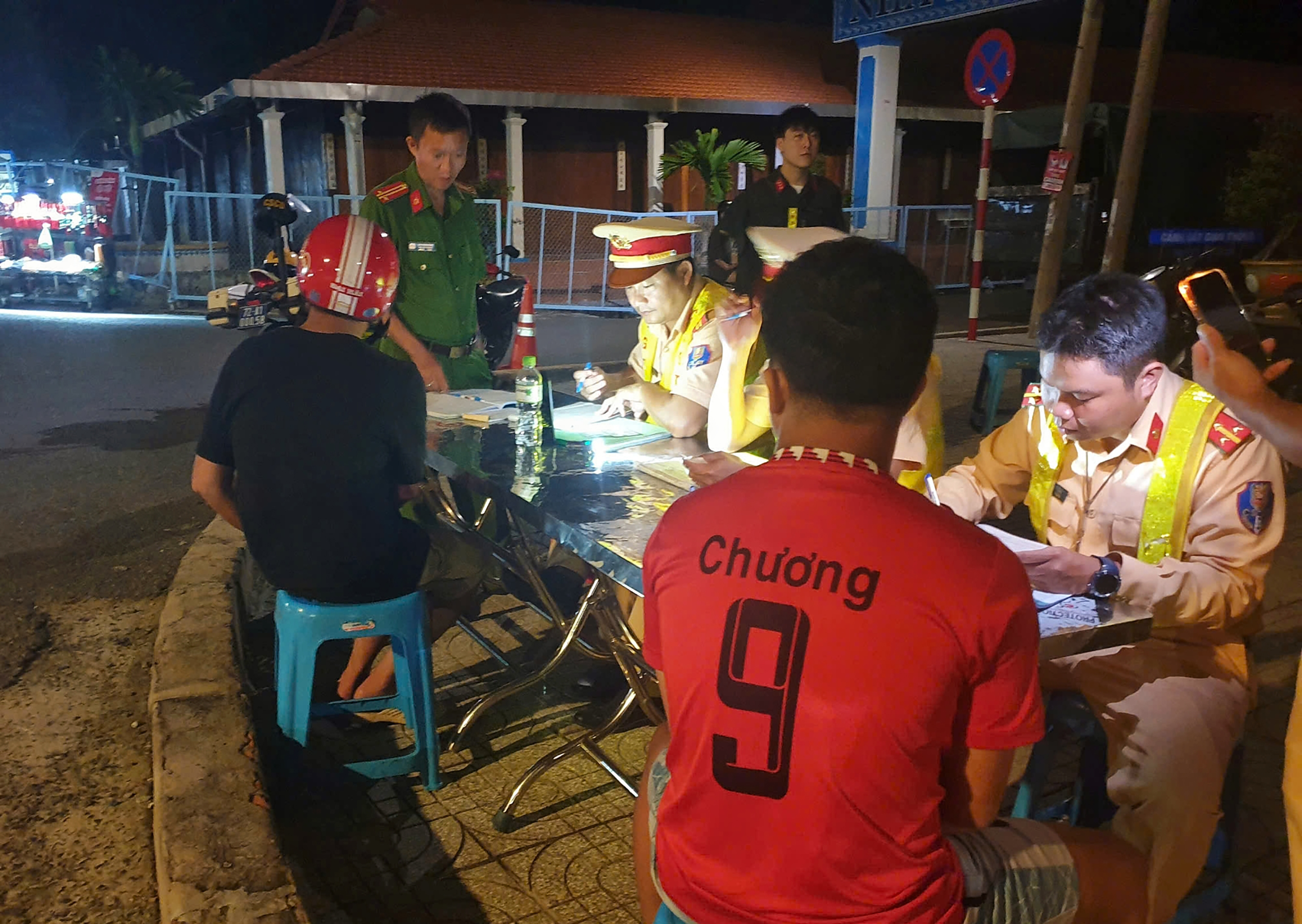 Lập biên bản xử phạt hành chính đối với người điều khiển xe vi phạm các lỗi khi tham gia giao thông tại xã Long Sơn, TP.Vũng Tàu.