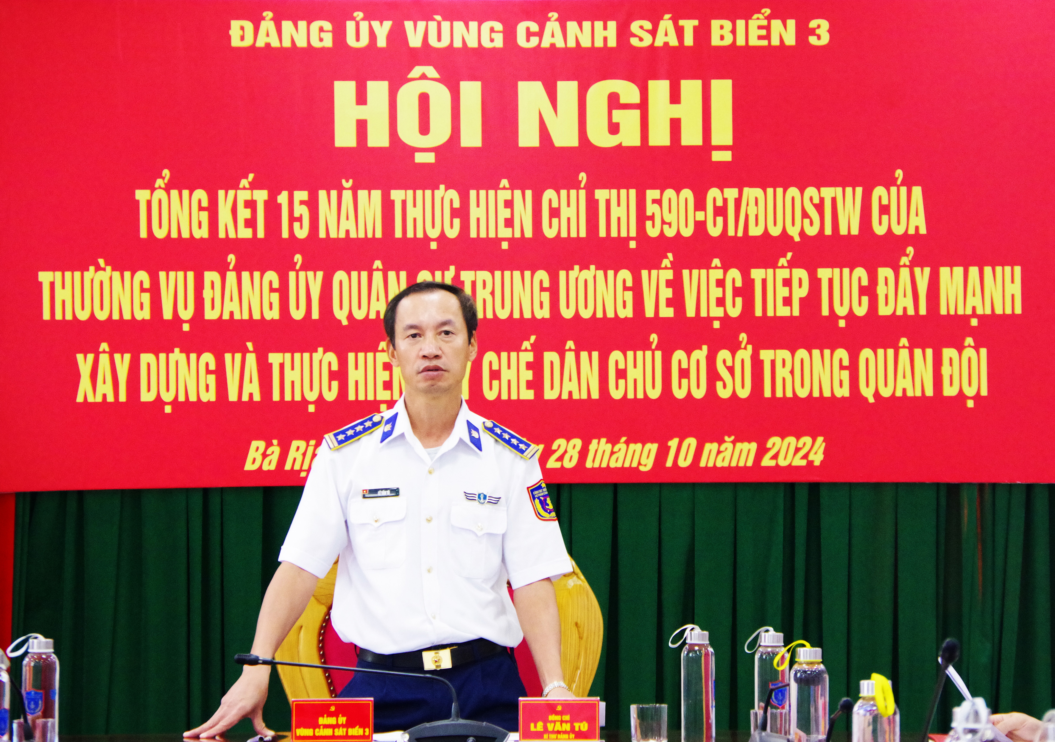 Đại tá Lê Văn Tú, Bí thư Đảng ủy, Chính ủy Bộ Tư lệnh Vùng Cảnh sát biển 3 phát biểu kết luận hội nghị.