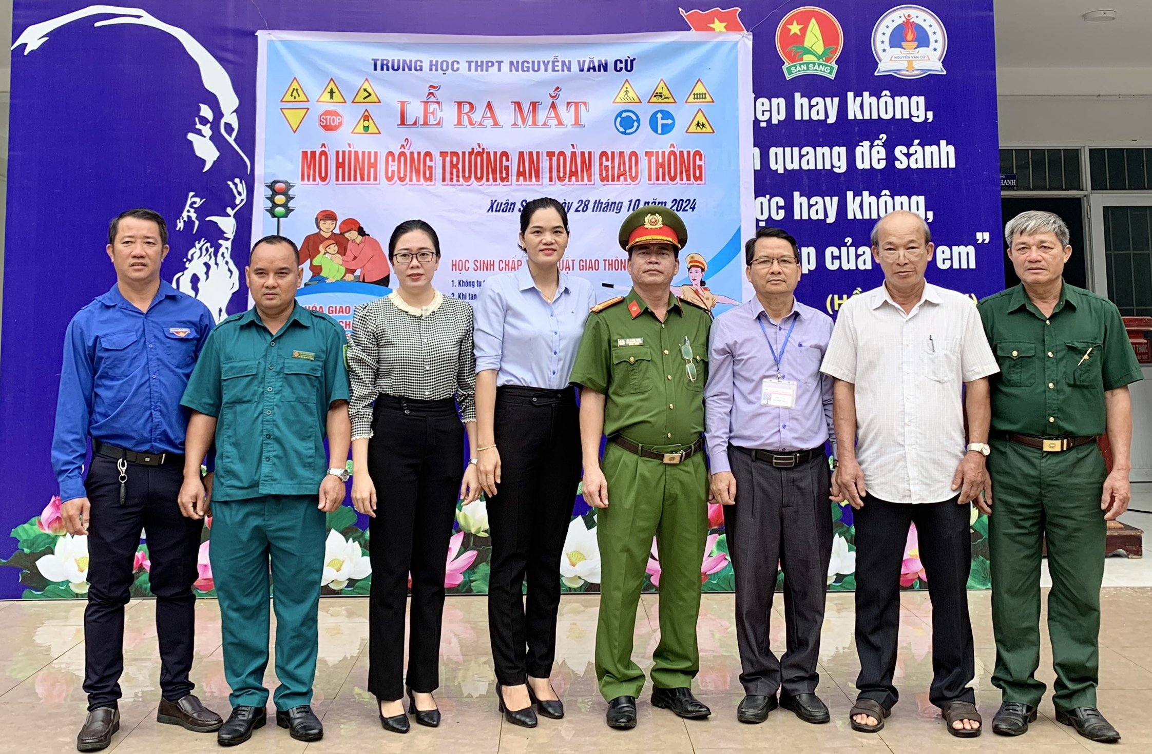 Công an xã Xuân Sơn ra mắt mô hình Cổng trường an toàn giao thông tại Trường THPT Nguyễn Văn Cừ.