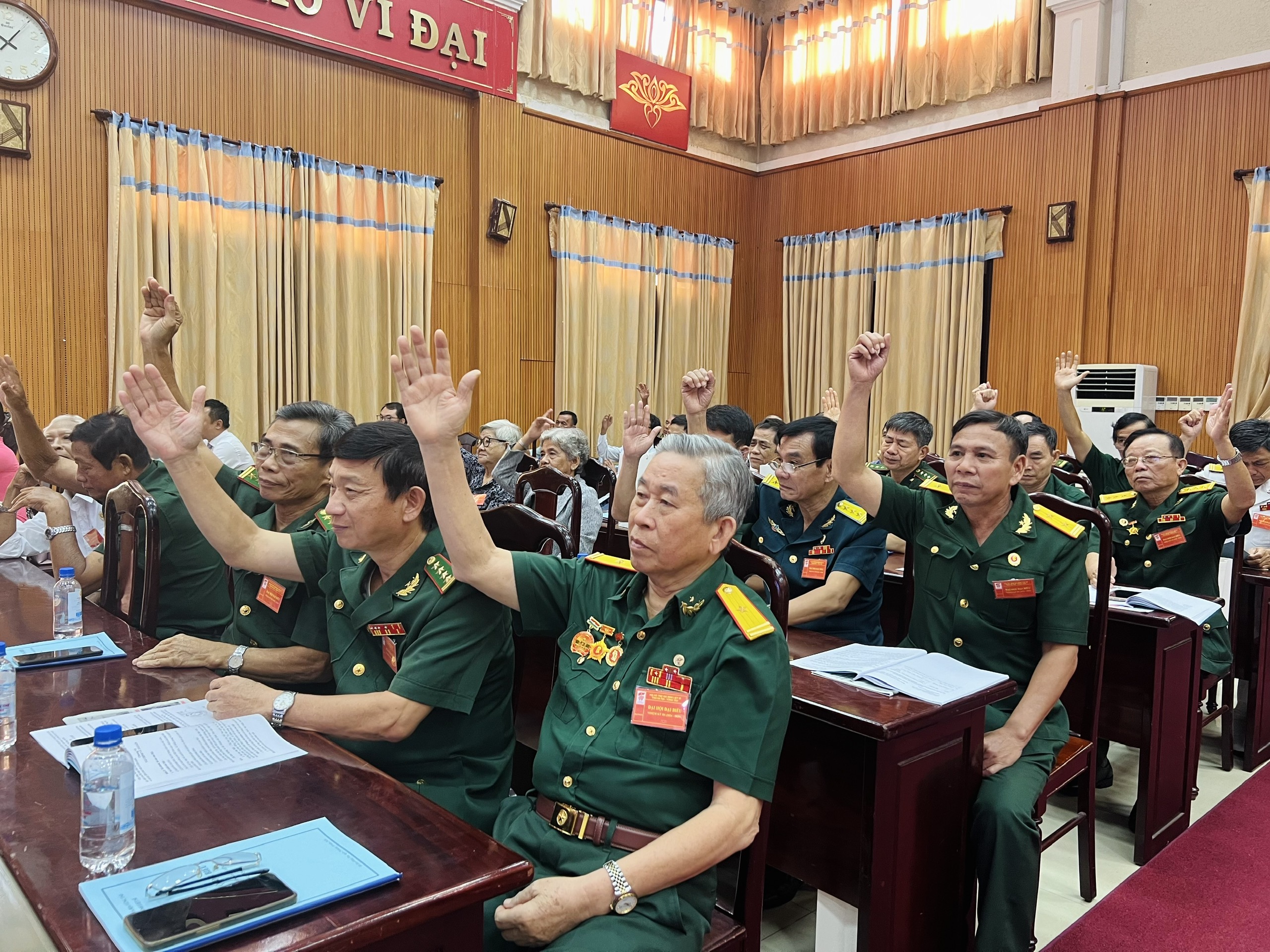 Các đại biểu biểu quyết tại Đại hội Đại biểu Hội Hỗ trợ gia đình liệt sĩ tỉnh.