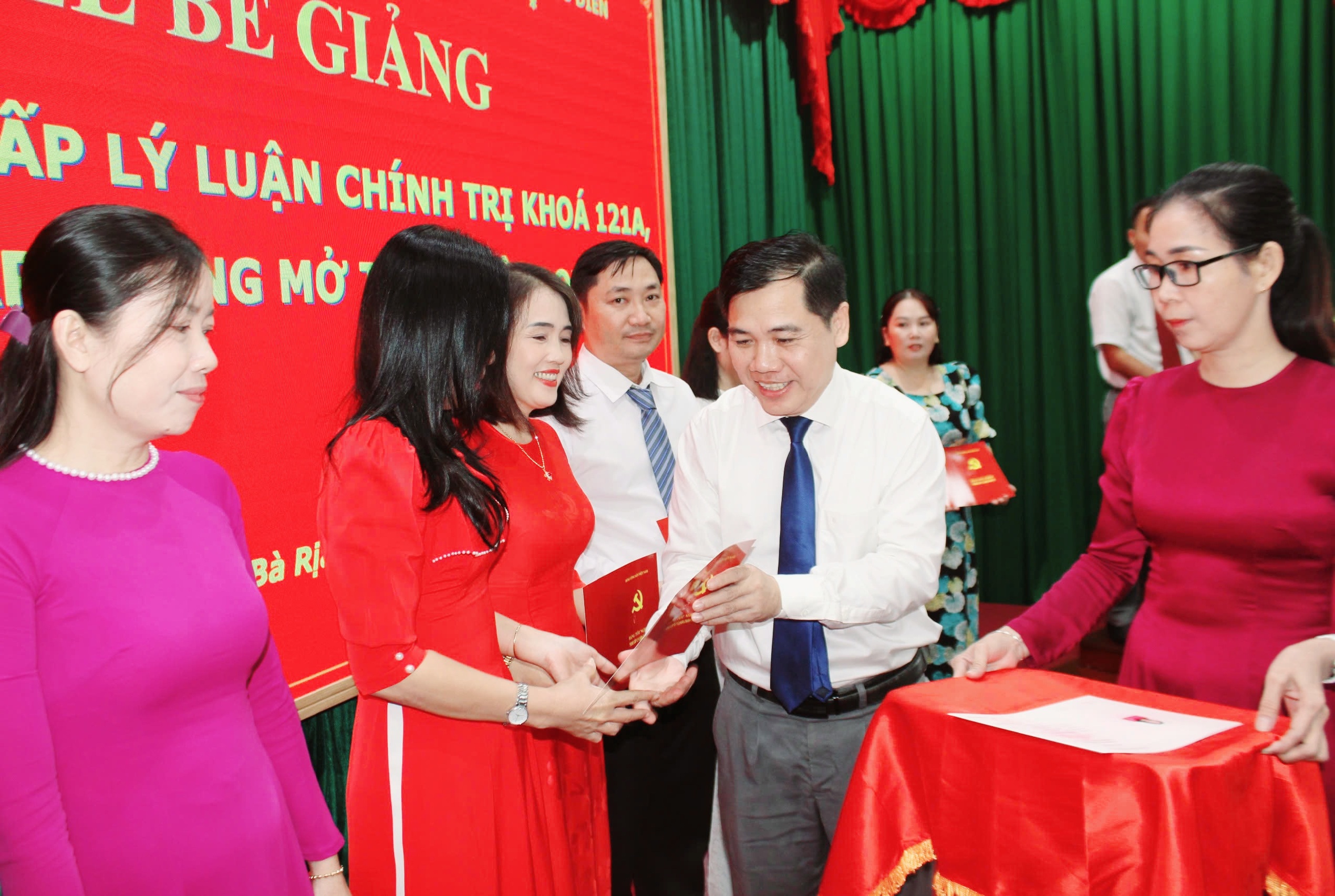 Ông Nguyễn Văn Thắng, Hiệu trưởng Trường Chính trị tỉnh trao bằng tốt nghiệp cho các học viên.