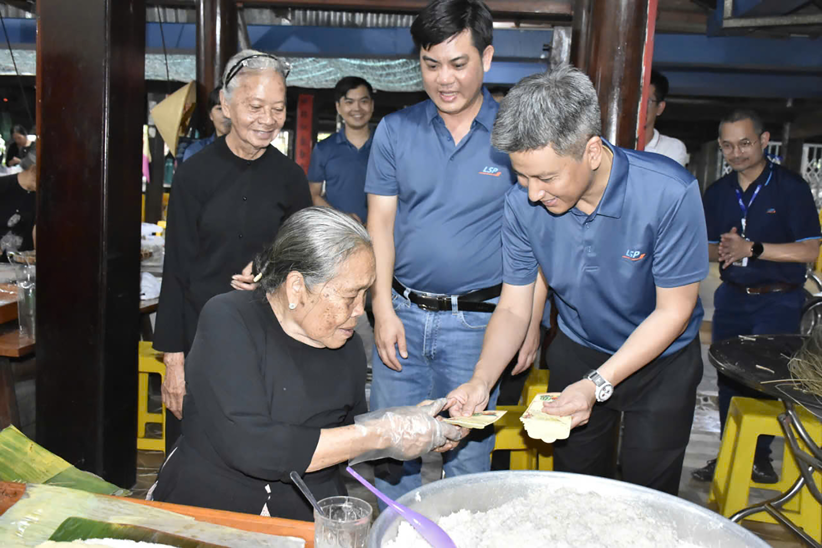 Ông Kulachet Dharachandra, Tổng Giám đốc LSP chúc mừng năm mới và lì xì mừng tuổi các cô, dì cùng tham gia gói bánh tét tại Nhà Lớn Xuân 2024.