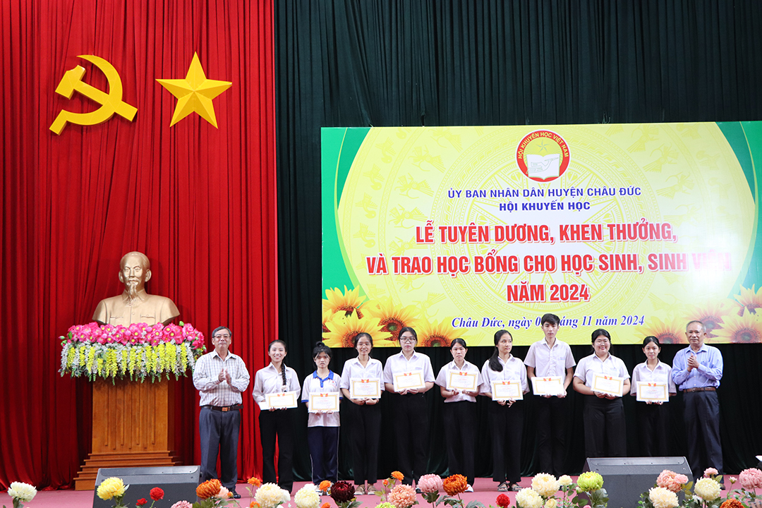 Ông Lương Đức Đích (bìa phải), Chủ tịch Hội Khuyến học tỉnh khen thưởng HS, SV đạt thành tích cao trong học tập.