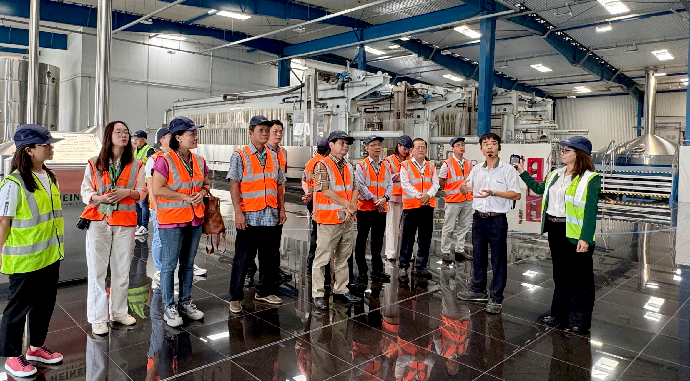 Các nhà báo, DN tham quan Nhà máy Heineken Việt Nam, một trong những DN tiên phong trong phát triển xanh và bền vững tại Bà Rịa-Vũng Tàu.