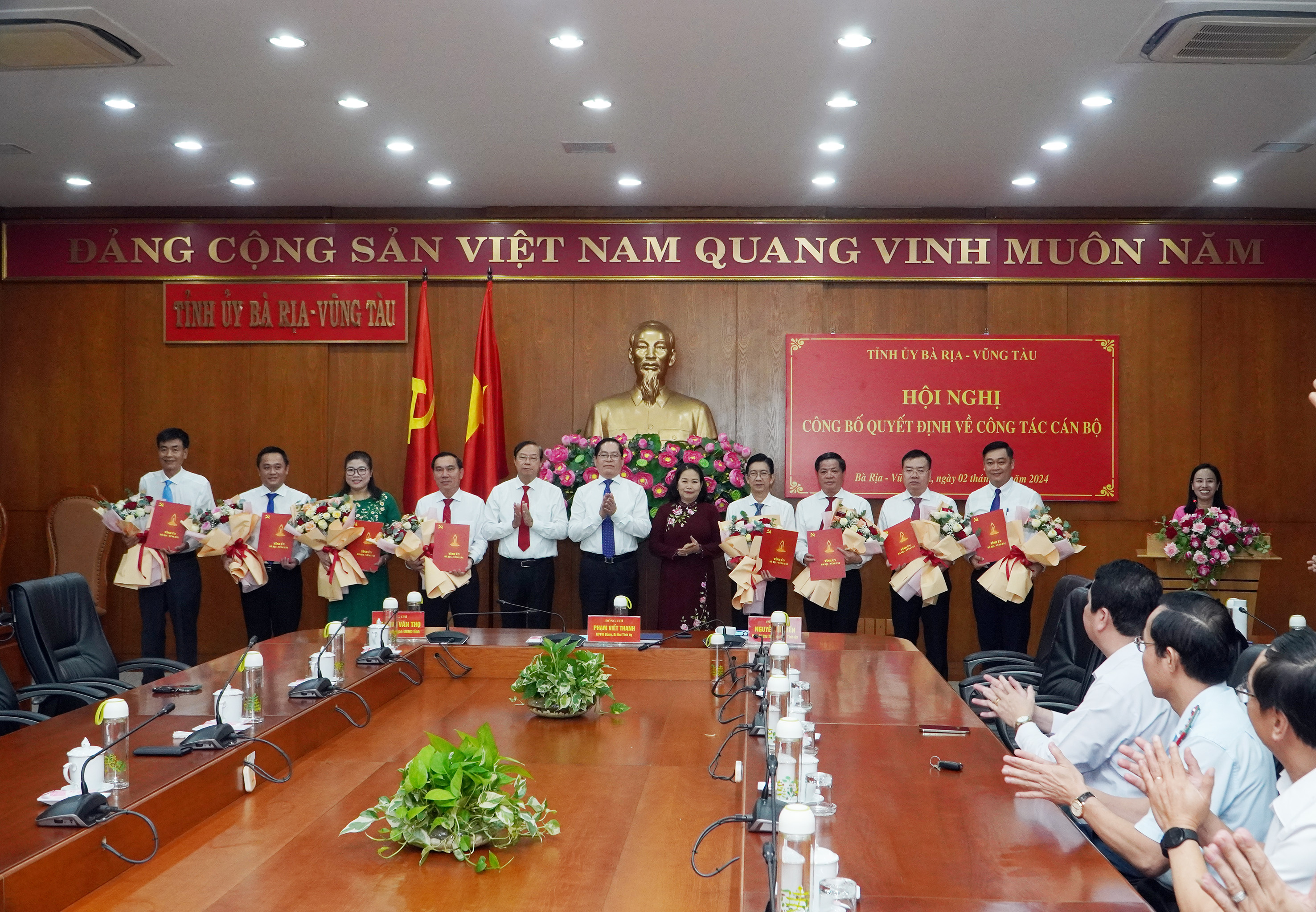 Thường trực Tỉnh ủy tặng hoa chúc mừng các bộ được điều động, bổ nhiệm.