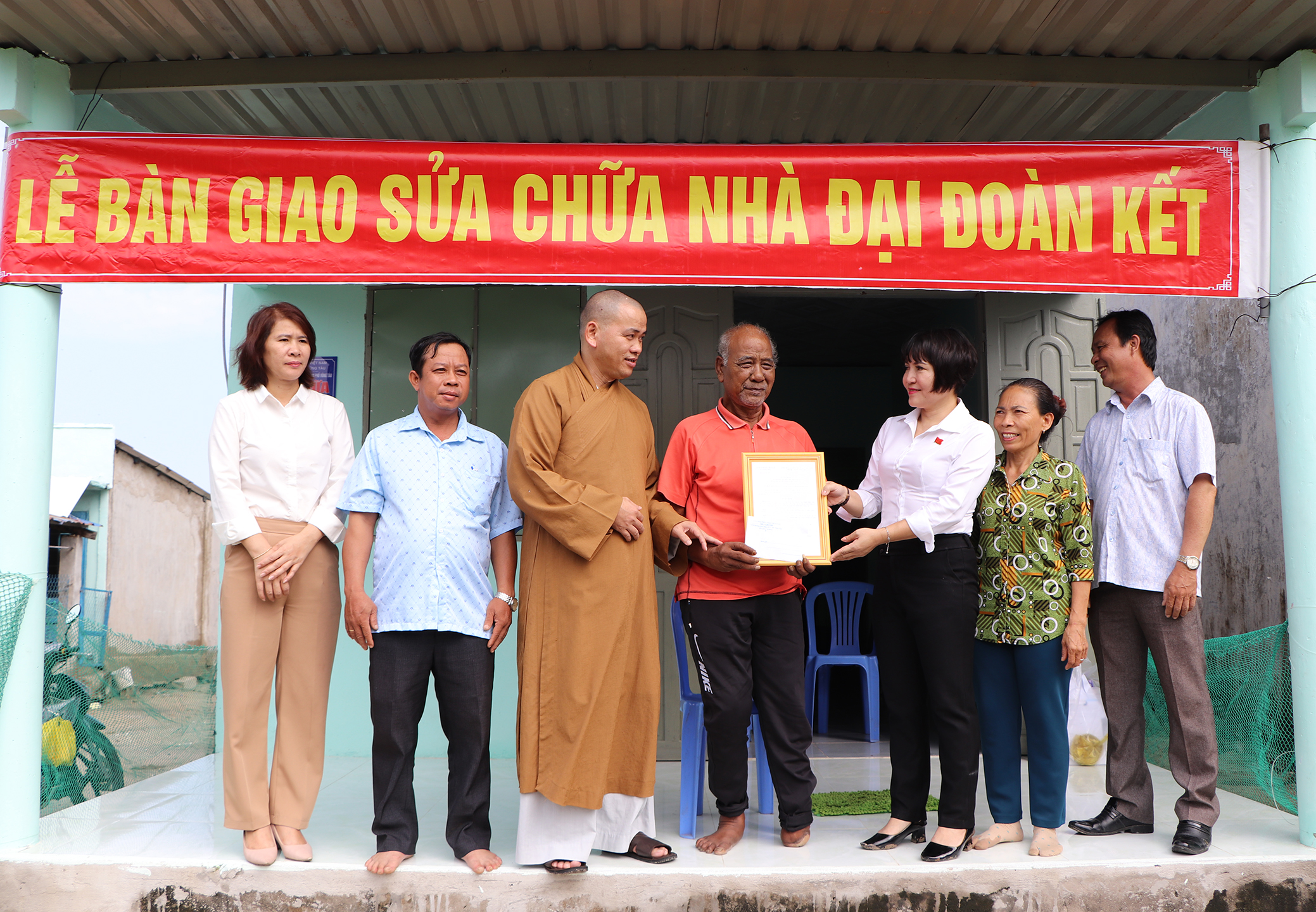 Bà Mai Ngọc Oanh, Chủ tịch UBMTTQ Việt Nam TP.Vũng Tàu và đại diện nhà tài trợ bàn giao sửa chữa nhà đại đoàn kết cho ông Thạch Đực, dân tộc Khơ-me. 