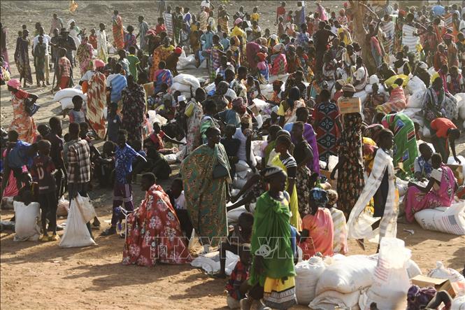 Người tị nạn chờ được phát thực phẩm cứu trợ tại Bentiu, Nam Sudan.
