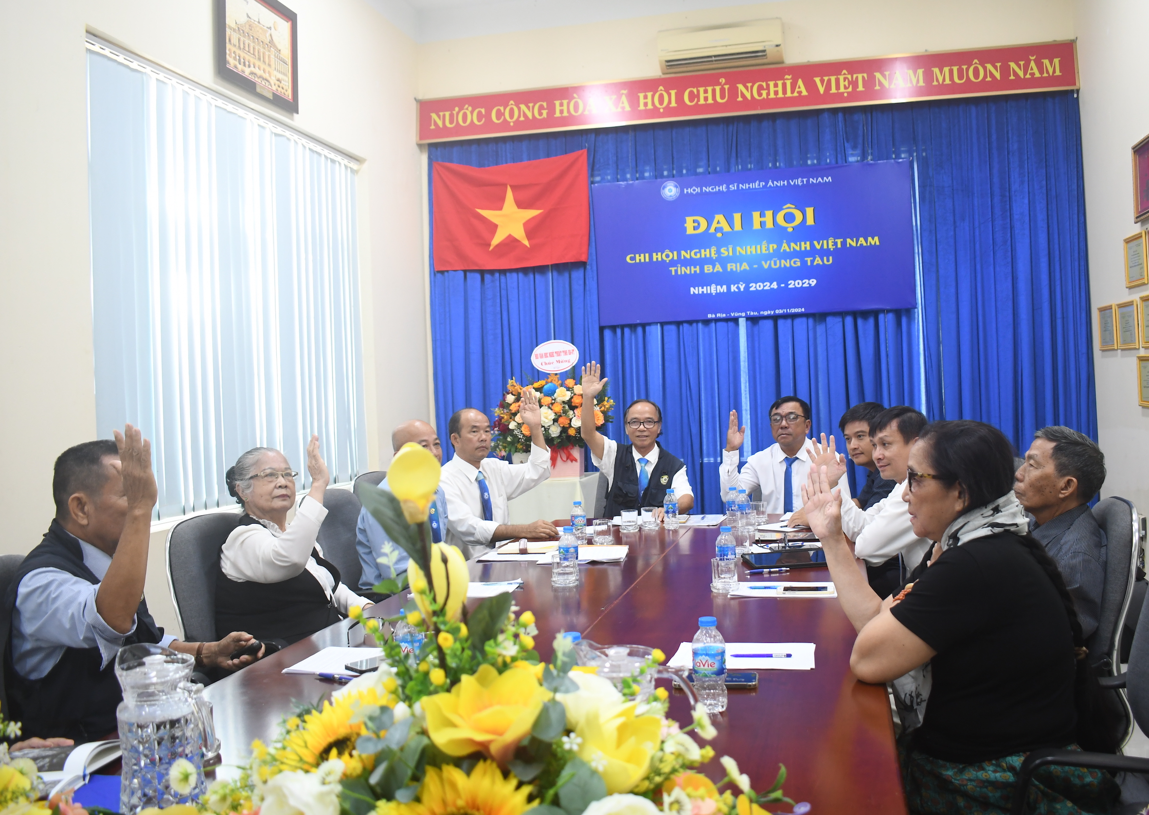 Đại hội biểu quyết thông qua chương trình đại hội.