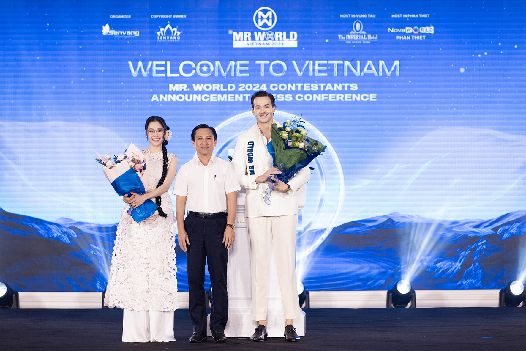 Ông Đỗ Hữu Hiền, Giám đốc Sở TTTT tặng hoa chúc mừng cuộc thi.