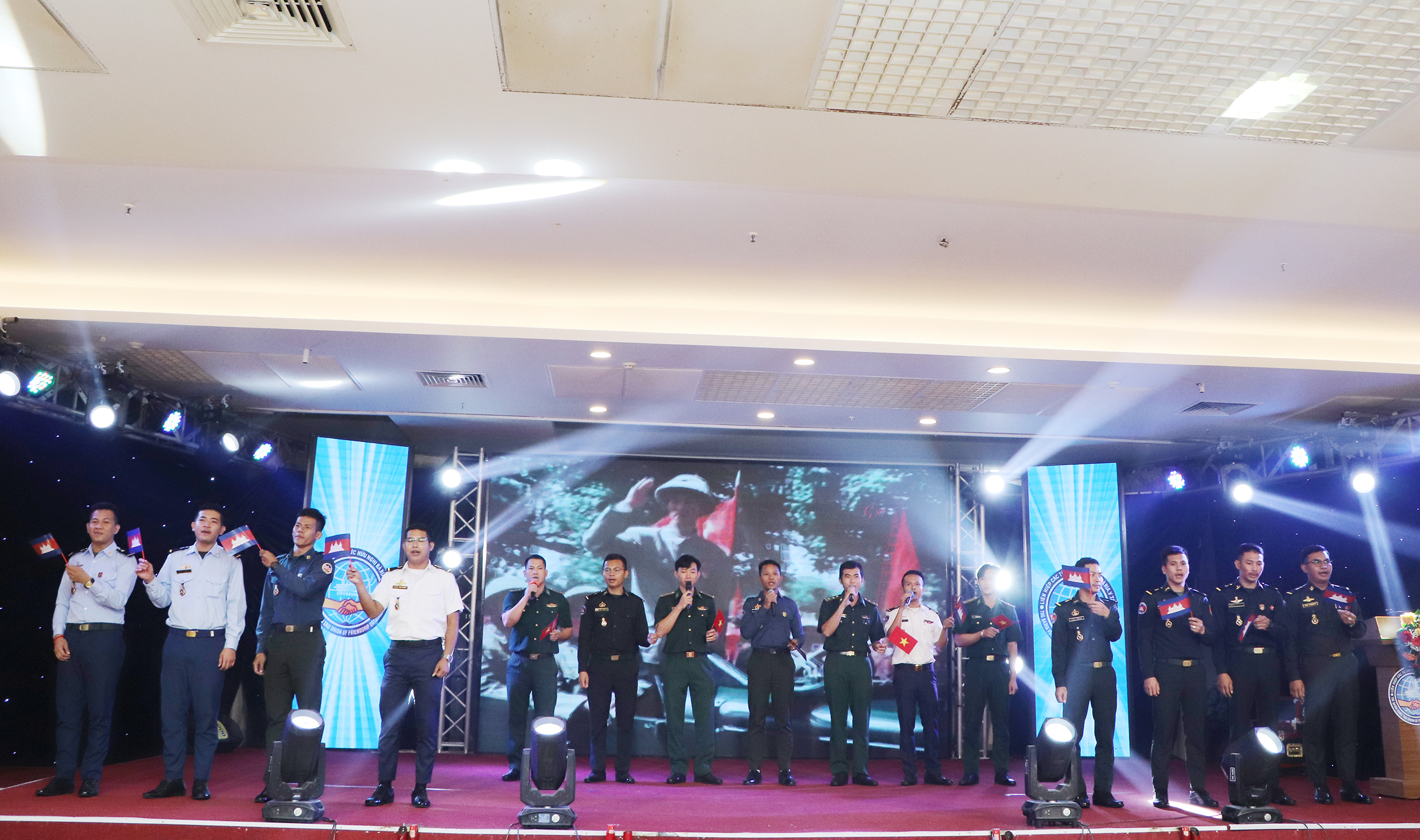 SV hai nước hát ca khúc 