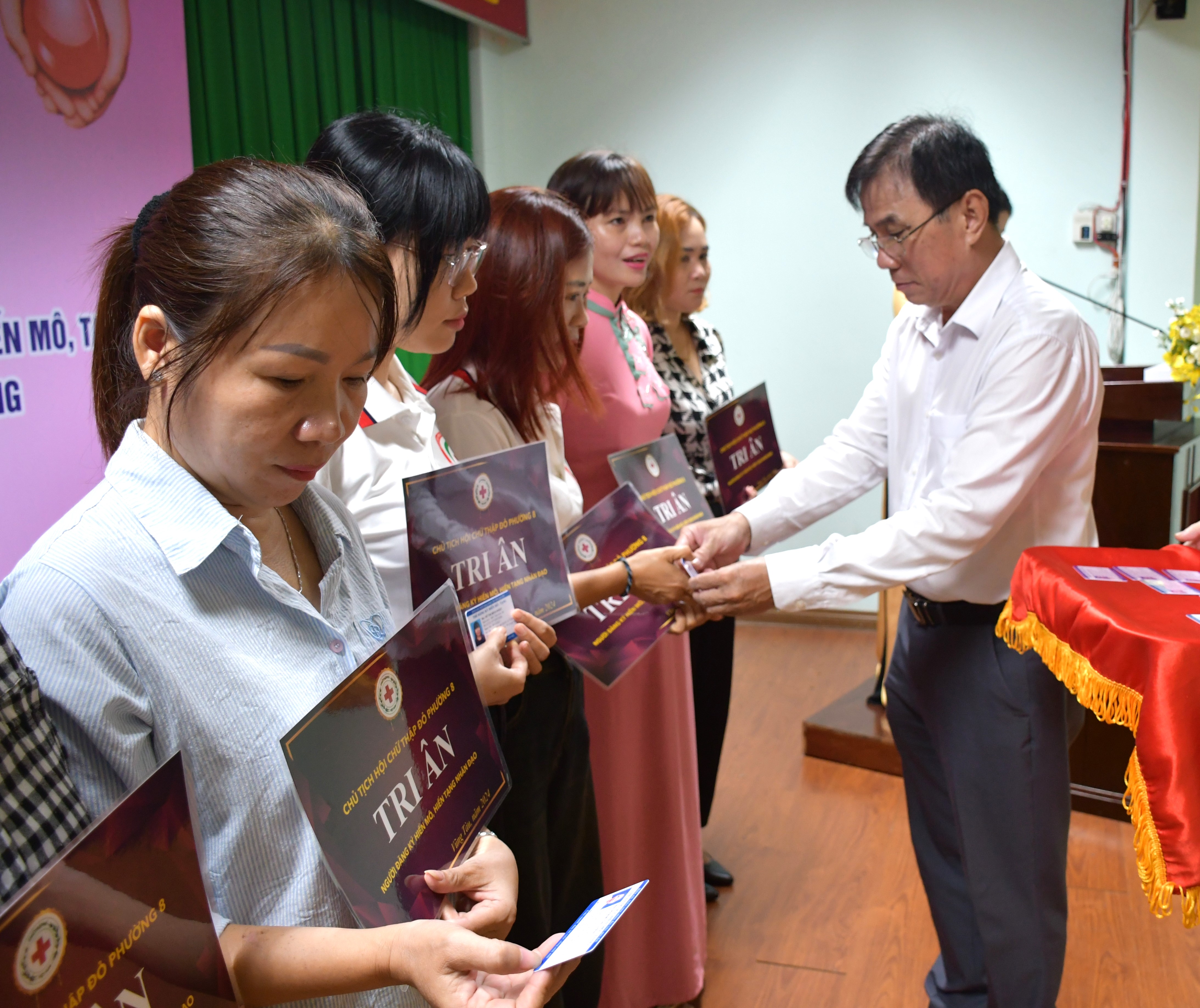Hội Chữ thập đỏ TP.Vũng Tàu trao thẻ đăng ký hiến mô, tạng cho người dân phường 8.