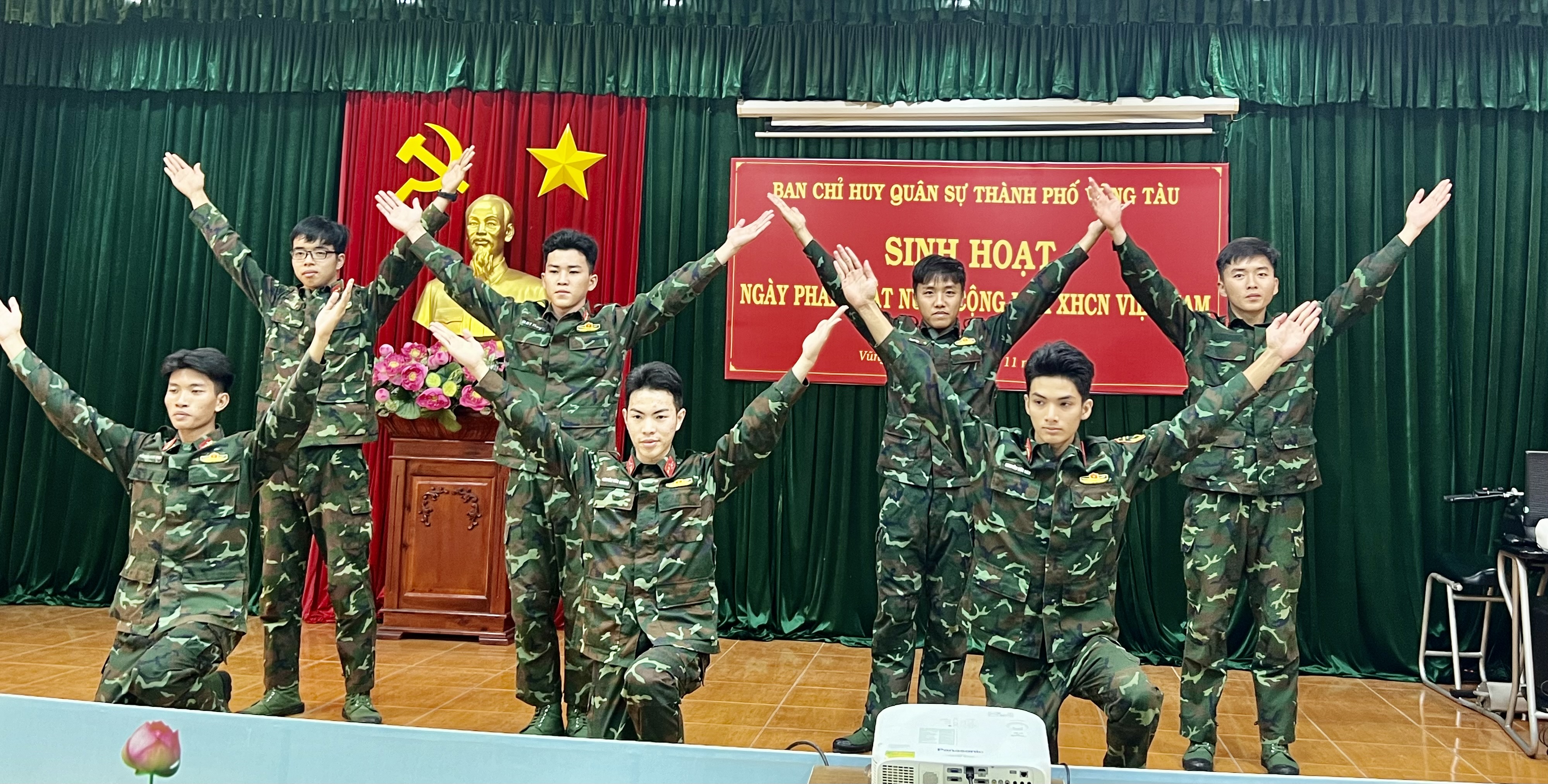 Các chiến sĩ biểu diễn văn nghệ chào mừng.