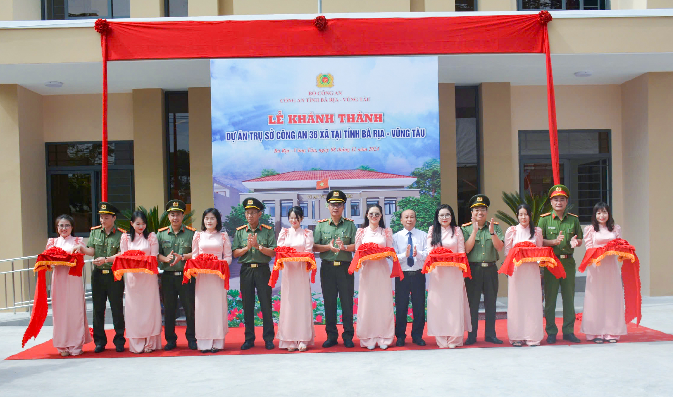 Lãnh đạo Bộ Công an cùng Ban Giám đốc Công an tỉnh cắt băng khánh thành công trình trụ sở công an 36 xã trên địa bàn tỉnh.