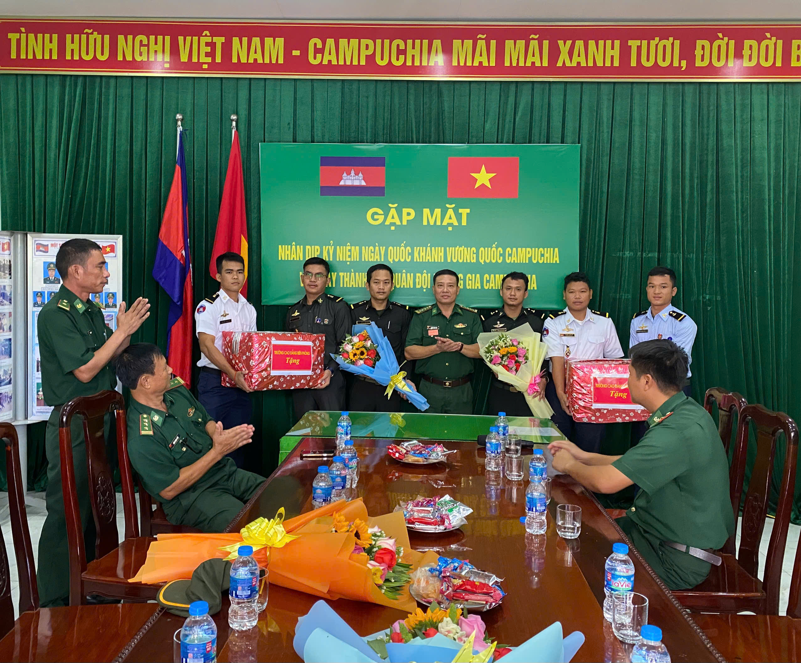 Đại tá Nguyễn Xuân Toàn, Phó Hiệu trưởng Trường CĐ Biên phòng (cơ sở 2), tặng quà chúc mừng học viên Campuchia đang học tập tại trường.