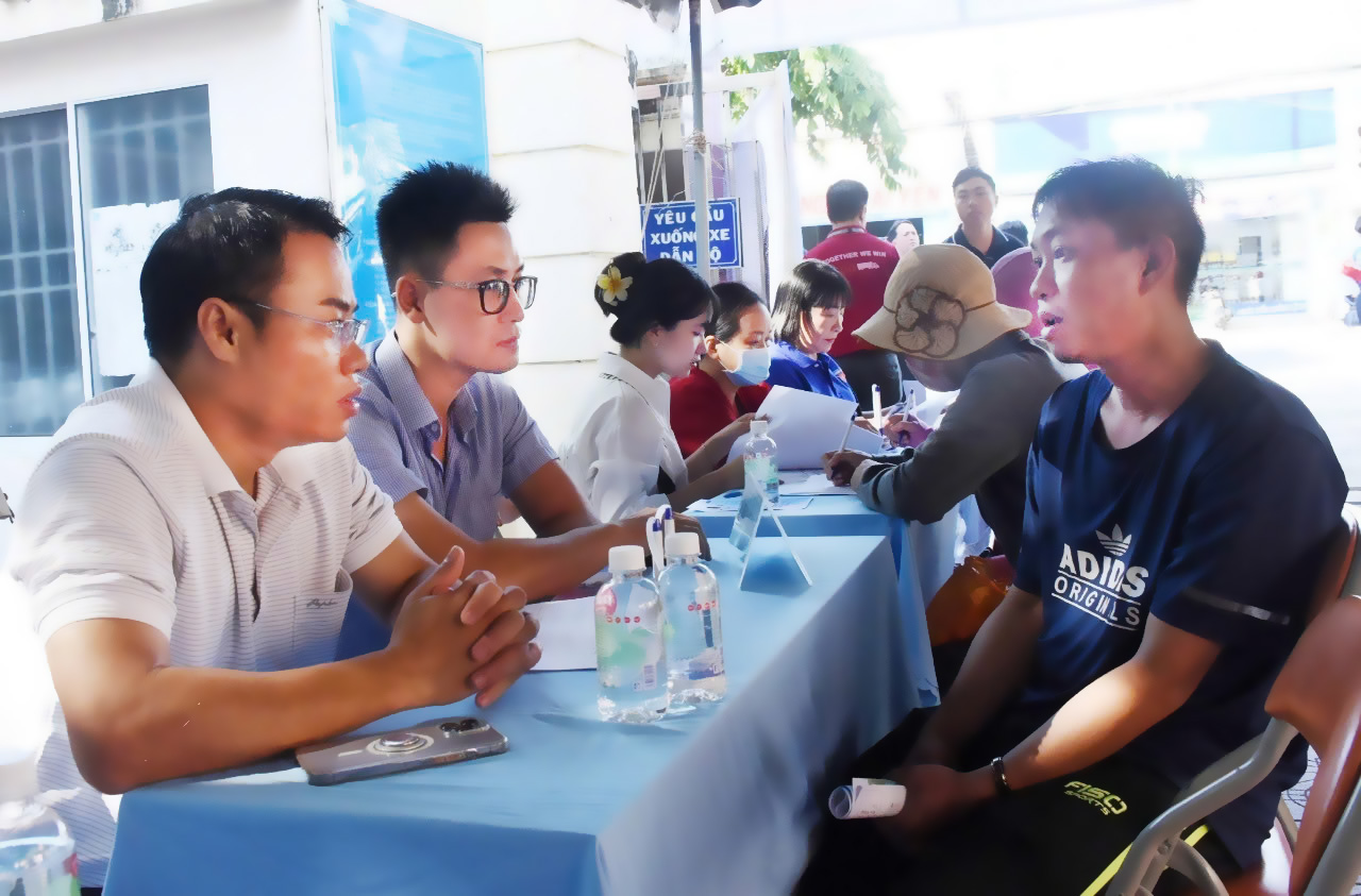 Người lao động tìm việc tại phiên giao dịch việc làm năm 2024.