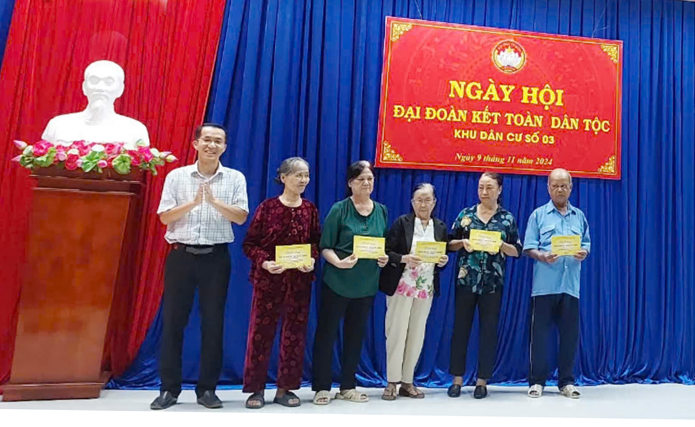 Đại diện Khu dân cư số 3 trao quà hỗ trợ người khó khăn  nhân Ngày hội đại đoàn kết toàn dân tộc.