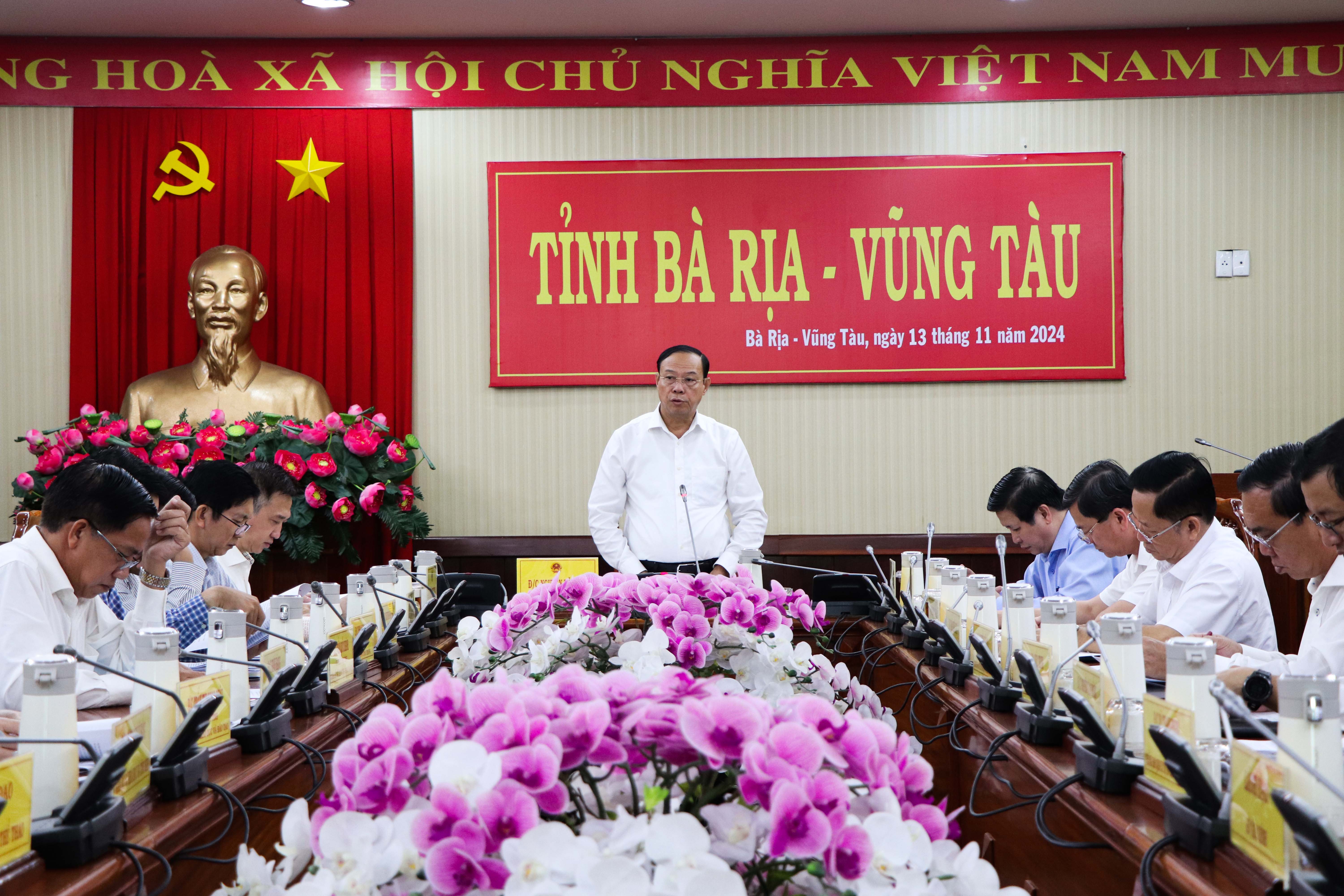 Chủ tịch UBND tỉnh Nguyễn Văn Thọ phát biểu chỉ đạo tại cuộc họp.