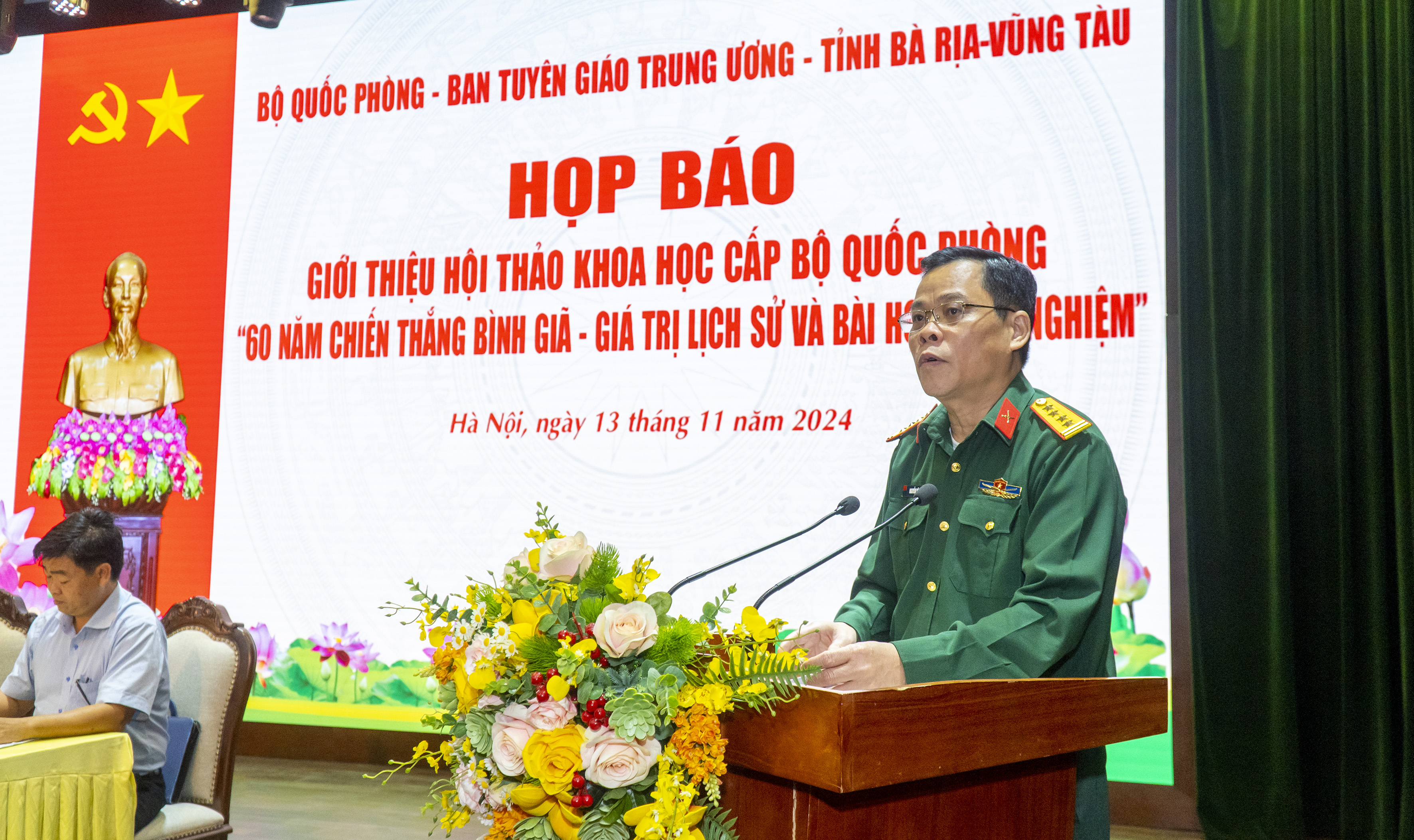 Đại tá, PGS, TS Nguyễn Văn Sáu, Phó Viện trưởng Viện Lịch sử Quân sự Việt Nam thông tin tại buổi họp báo.