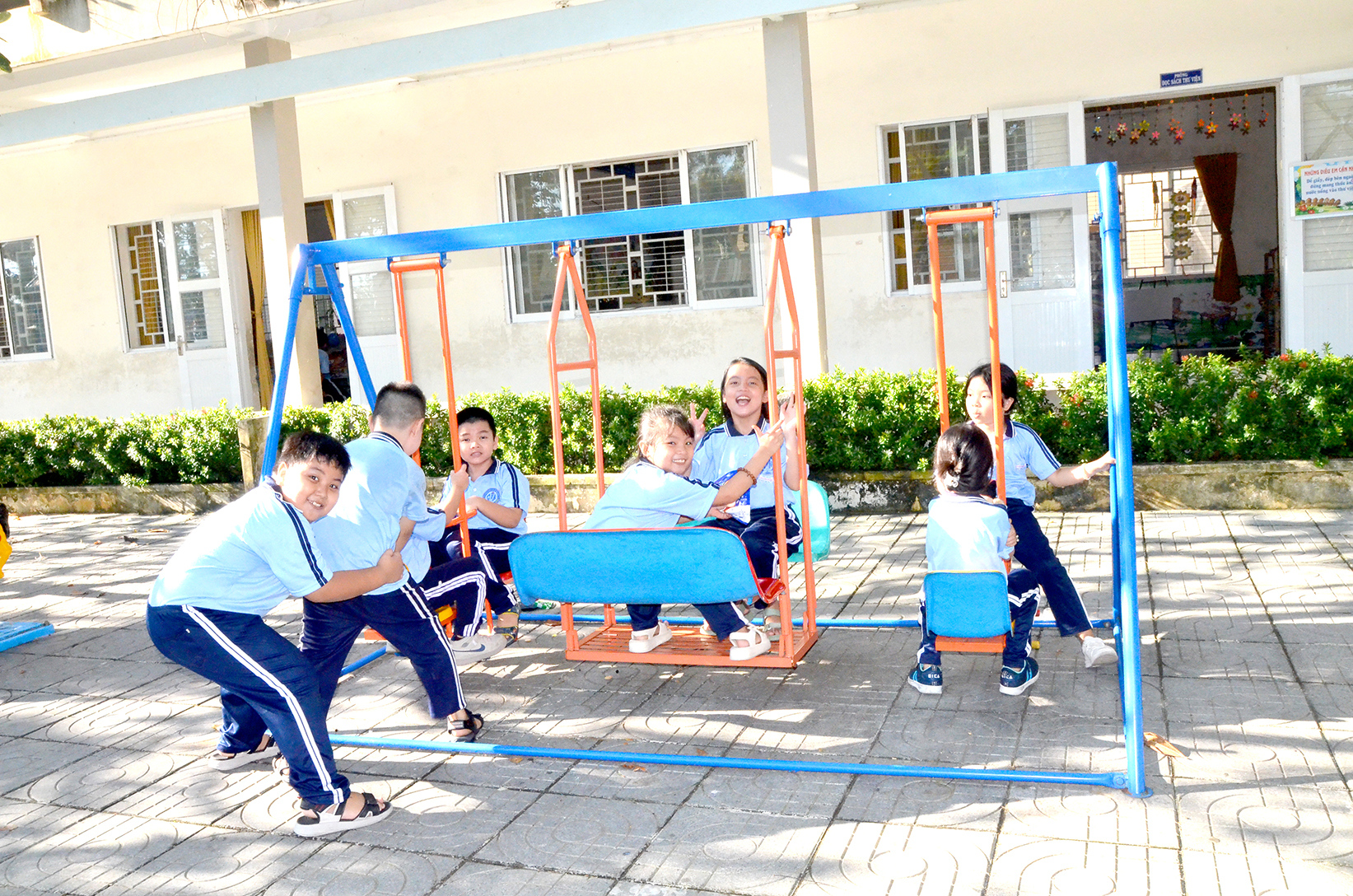 Học sinh Trường TH Cao Văn Ngọc (xã An Ngãi, huyện Long Điền) giải trí sau giờ học tại khu vui chơi thiếu nhi do Tỉnh Đoàn, Huyện Đoàn Long Điền lắp đặt.