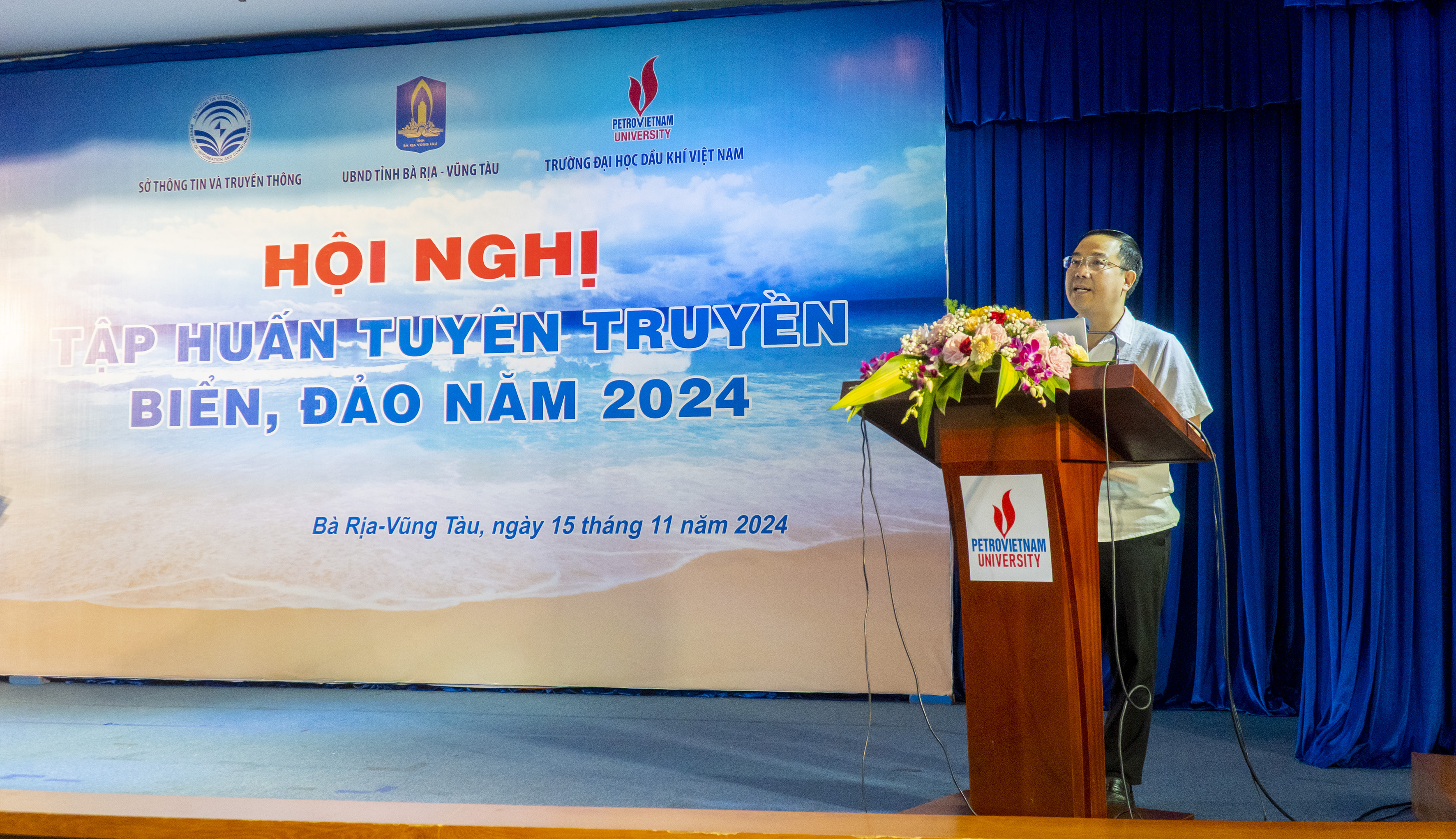 Báo cáo viên – Phó Cục Trưởng Cục Thông tin đối ngoại, Bộ Thông tin truyền thông Đinh Tiến Dũng thông tin, tuyên truyền các chuyên đề  về biển, đảo.
