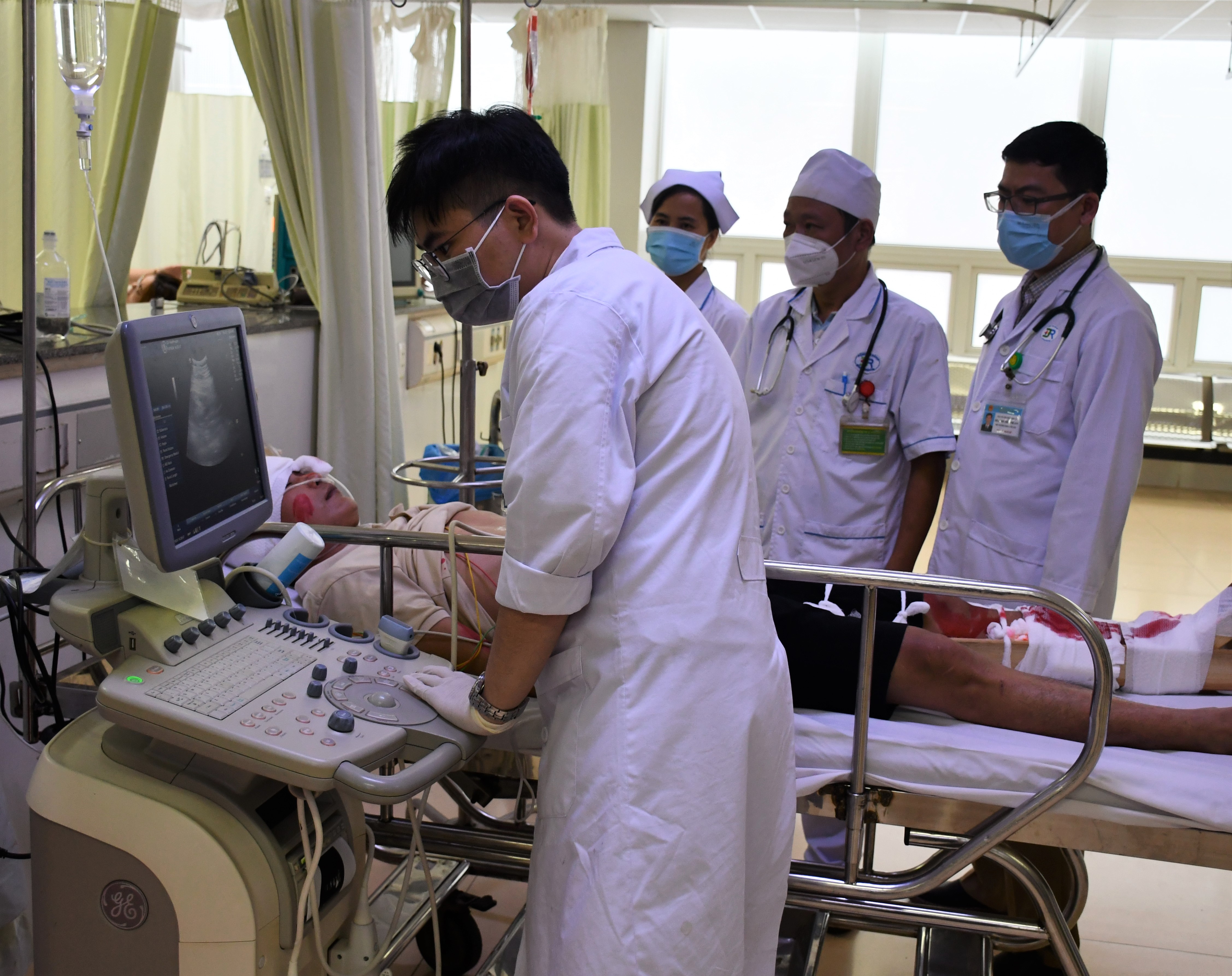Bác sĩ siêu âm cho bệnh nhân ngay tại giường bệnh.