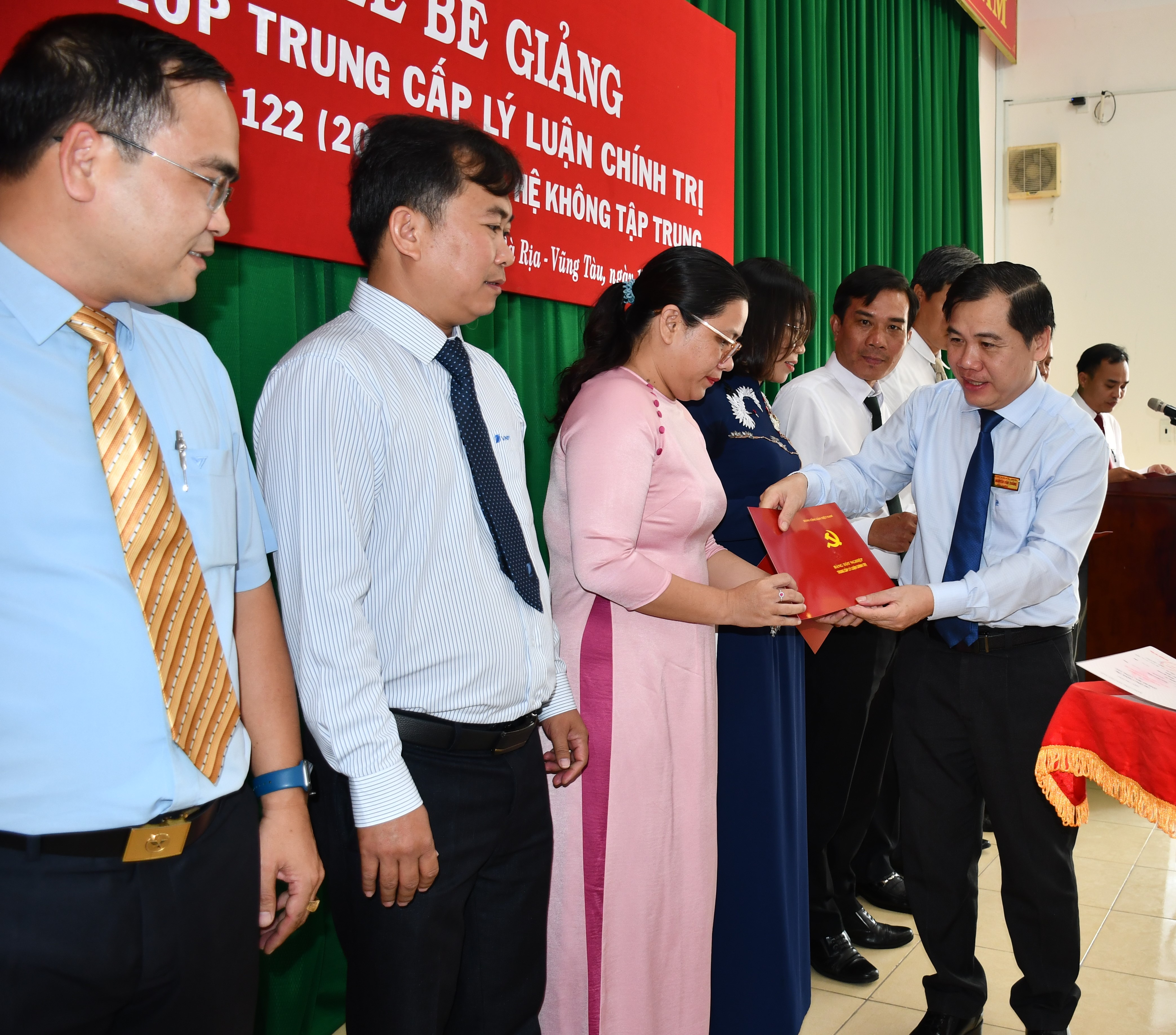 Ông Nguyễn Văn Thắng, Hiệu trưởng Trường Chính trị tỉnh trao Bằng tốt nghiệp cho học viên.