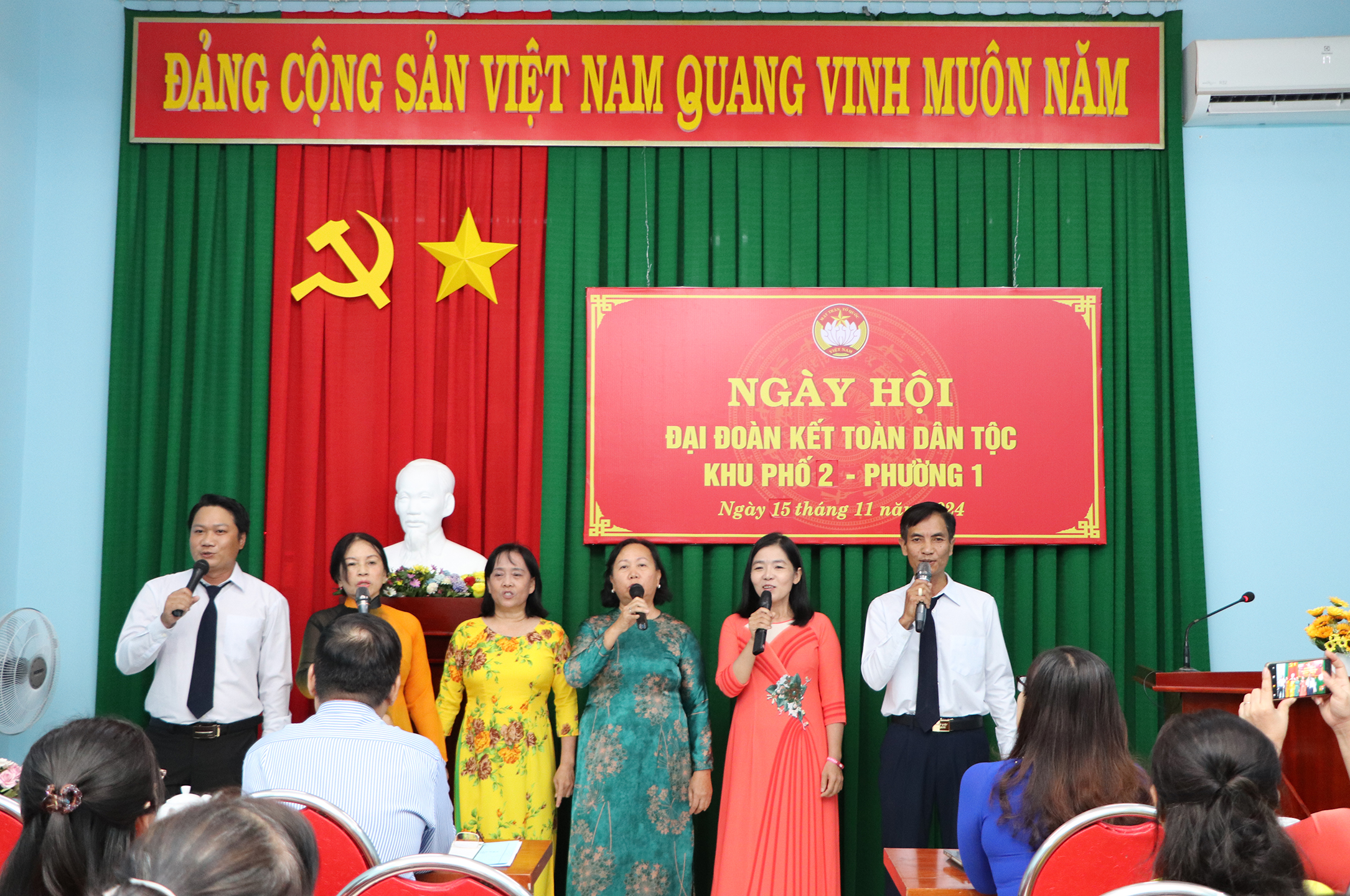 Tiết mục văn nghệ ca ngợi tinh thần đại đoàn kết toàn dân tộc của KP.2.