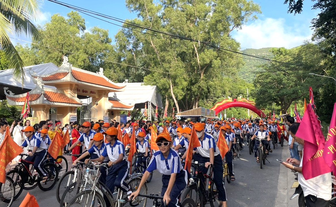 Đông đảo các em học sinh đạp xe đồng hành trong chương trình.