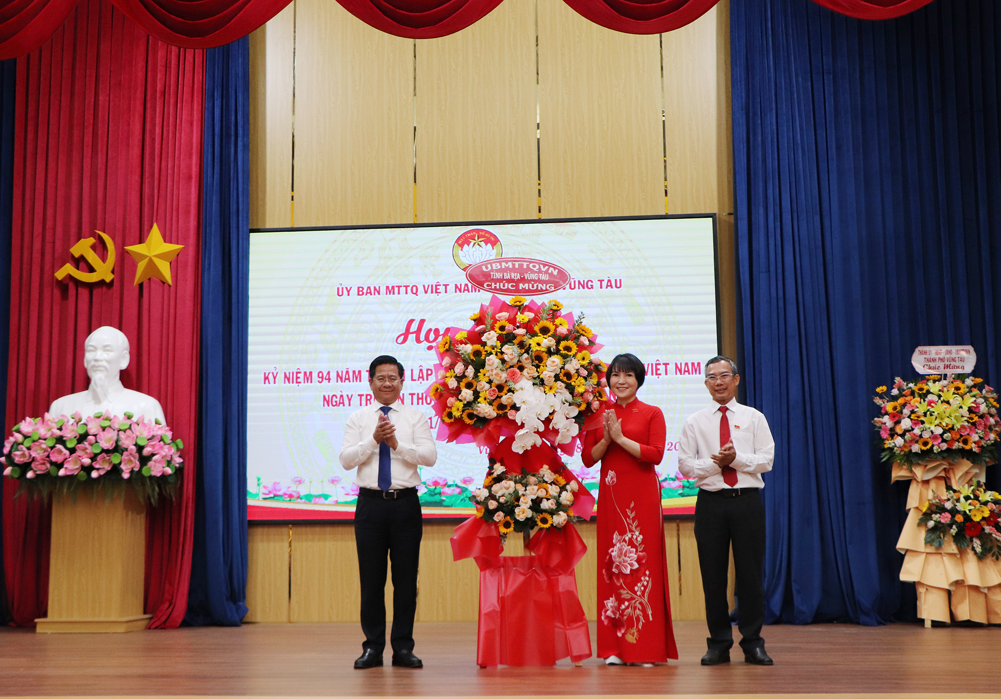 Chủ tịch UBMTTQ Việt Nam tỉnh Bùi Chí Thành tặng hoa chúc mừng UBMTTQ Việt Nam TP.Vũng Tàu tại buổi gặp mặt.