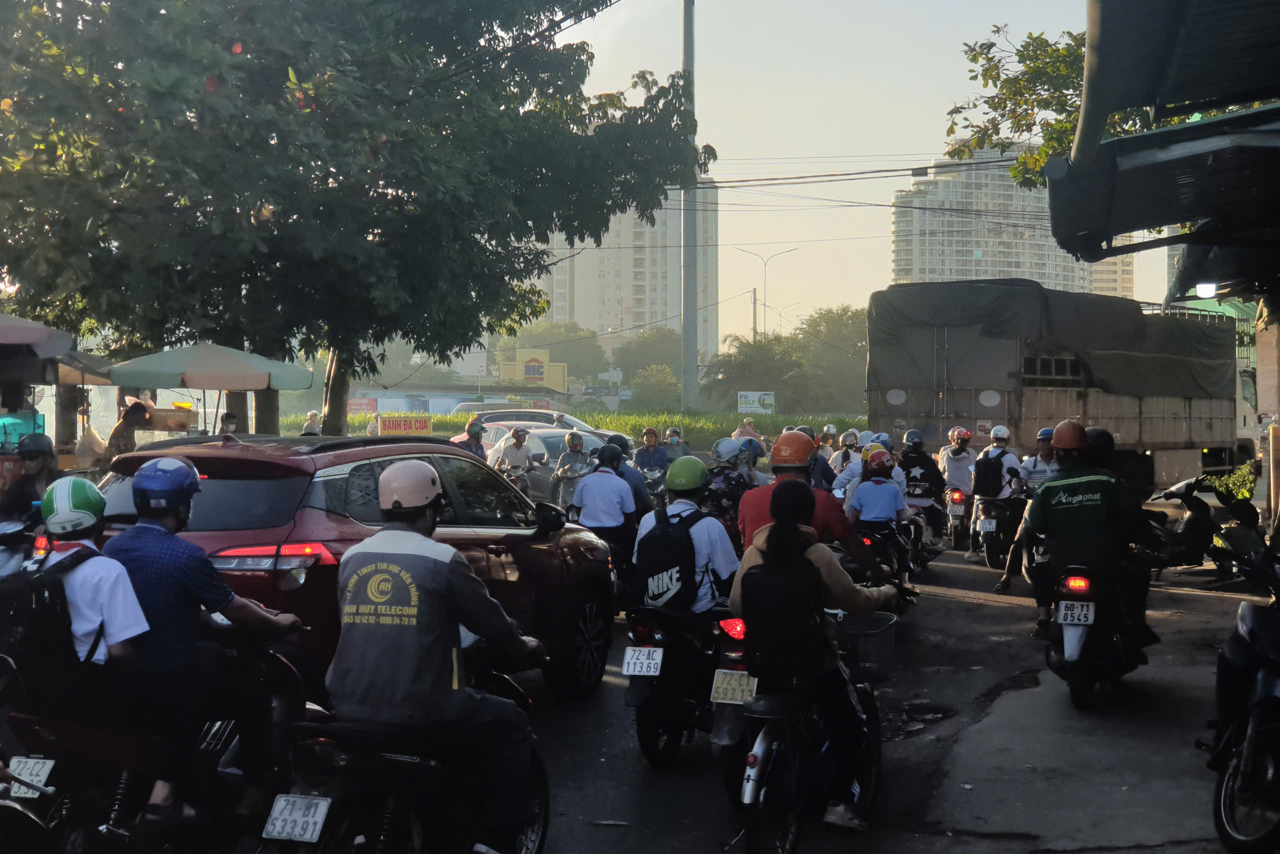 Kẹt xe tại vòng xoay Nguyễn Hữu Cảnh (TP.Vũng Tàu)  vào buổi sáng 19/11.