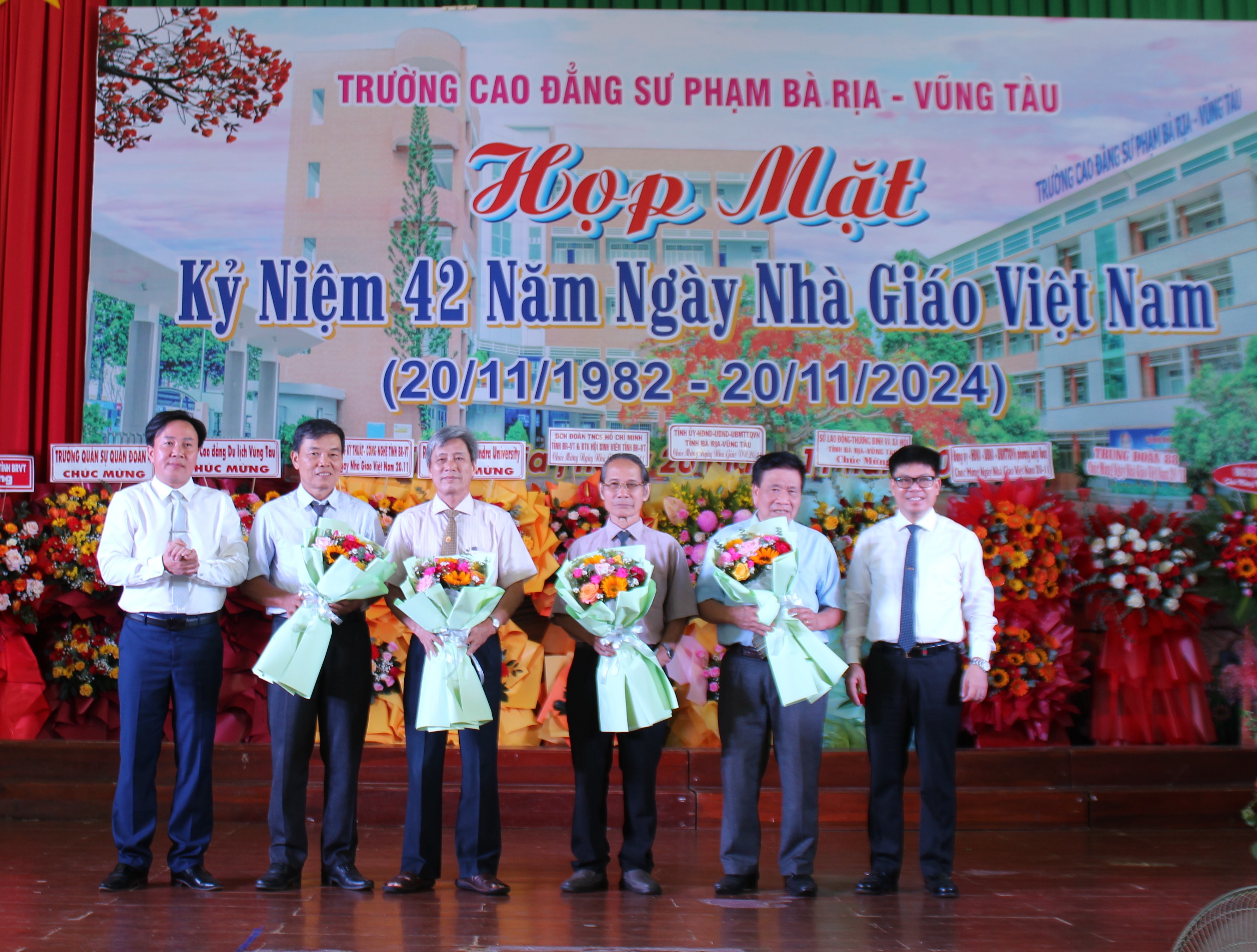 nhà trường cũng tặng hoa tri ân các thầy cô nguyên lãnh đạo trường, đại diện Hội Cựu giáo chức của trường.
