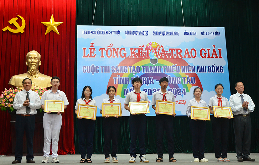 Ban tổ chức vinh danh học sinh đạt giải Nhất tại Cuộc thi Sáng tạo thanh thiếu niên, nhi đồng tỉnh năm 2023-2024.