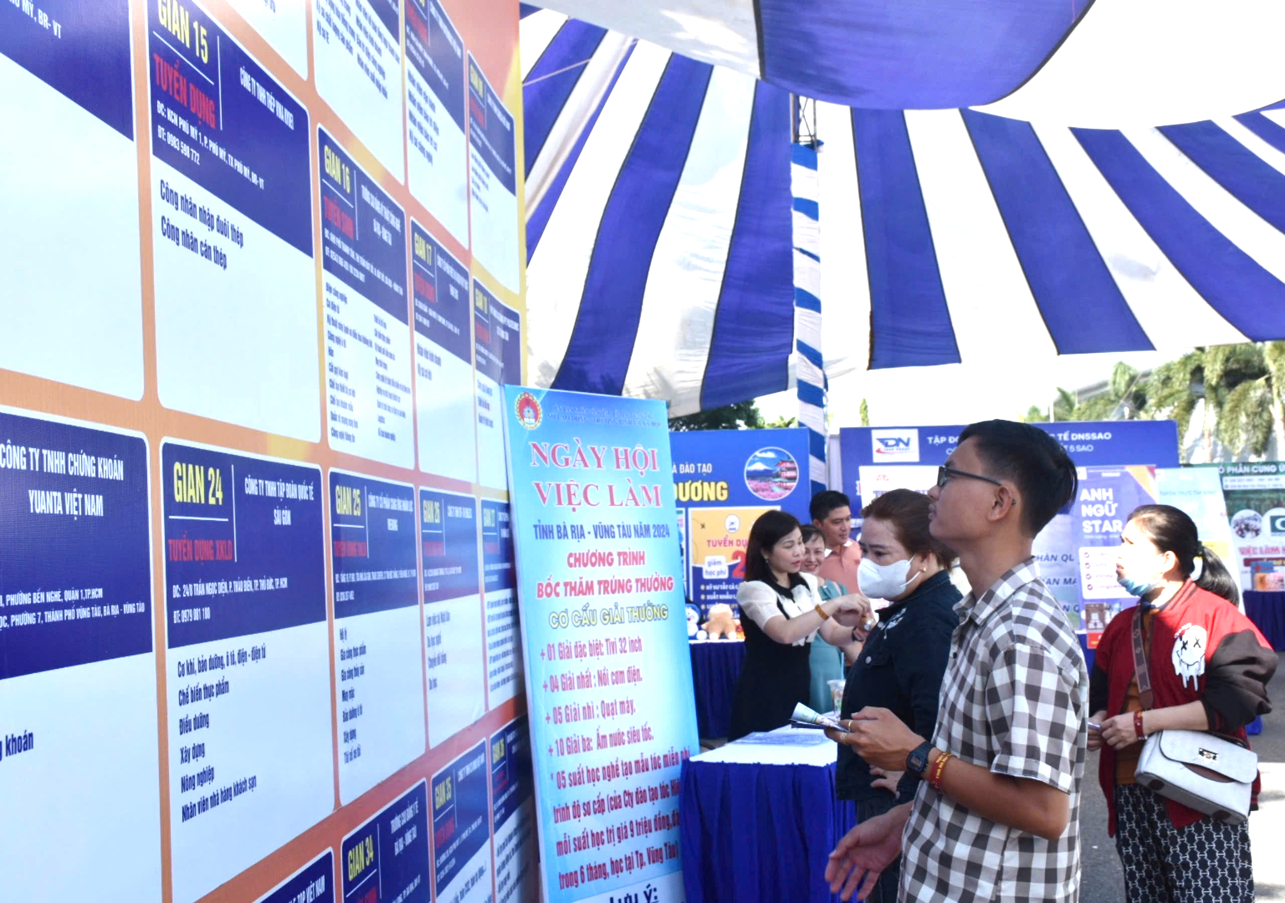 Thị trường lao động việc làm cuối năm đang trở nên sôi động hơn.