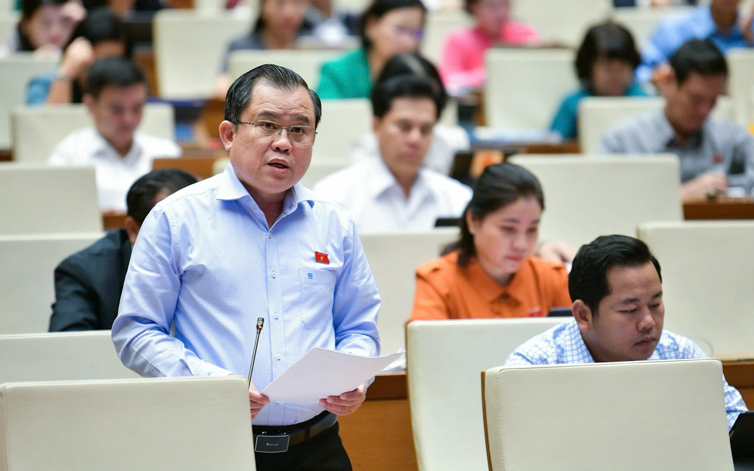Đại biểu Nguyễn Tâm Hùng, Đoàn ĐBQH tỉnh Bà Rịa - Vũng Tàu phát biểu thảo luận về chủ trương đầu tư dự án đường sắt tốc độ cao trên trục Bắc - Nam. Ảnh: CHÂU VŨ