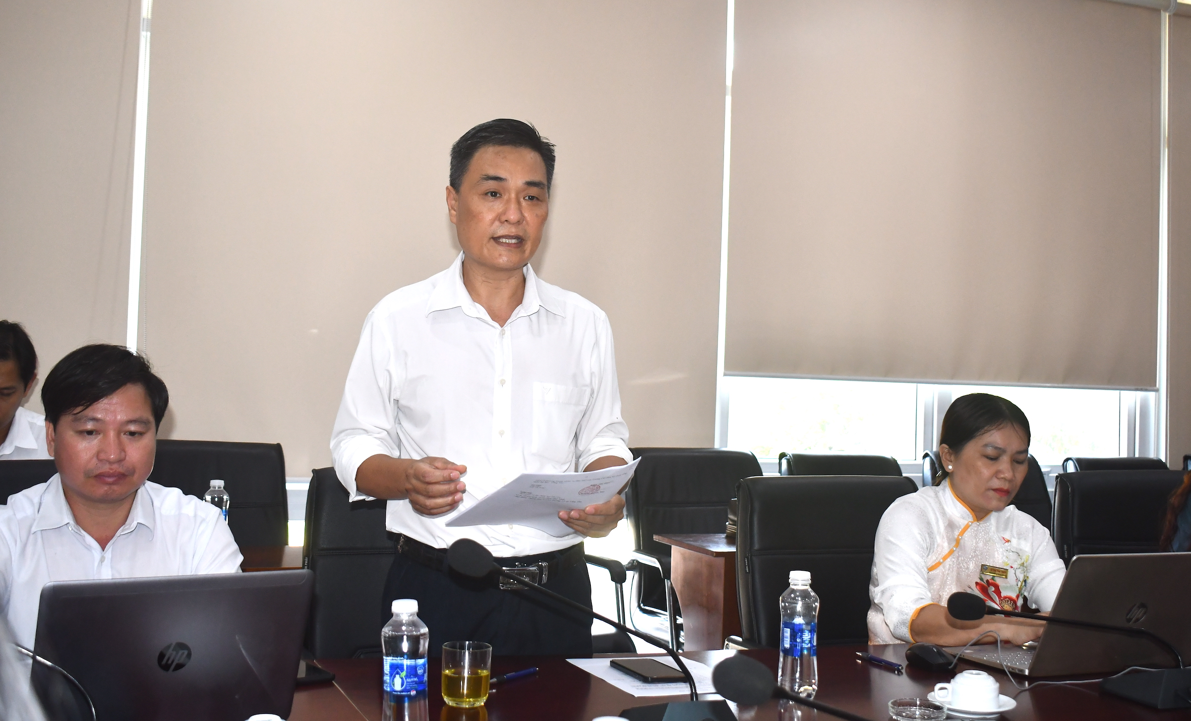 Ông Ngô Xuân Khoát, Phó Hiệu trưởng Trường Cao đẳng Kỹ thuật Công nghệ Bà Rịa-Vũng Tàu báo cáo tại buổi kiểm tra.