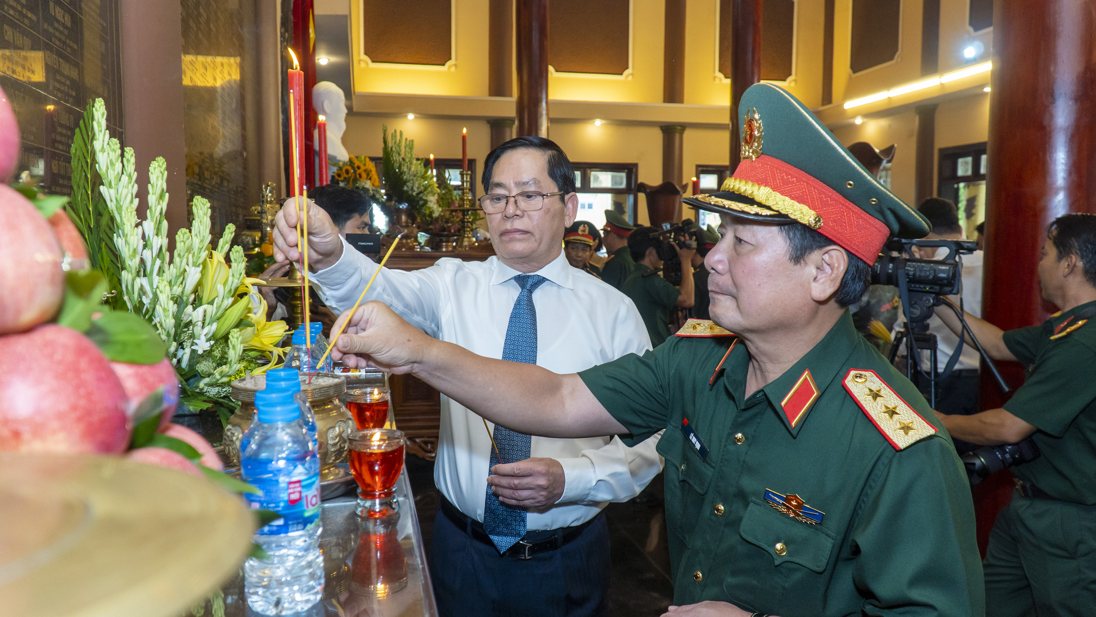 Thượng tướng Lê Huy Vịnh, Thứ trưởng Bộ Quốc phòng và ông Phạm Viết Thanh, Ủy viên Trung ương Đảng, Bí thư Tỉnh ủy, Chủ tịch HĐND tỉnh dâng hương viếng Đền thờ Liệt sĩ huyện Châu Đức.